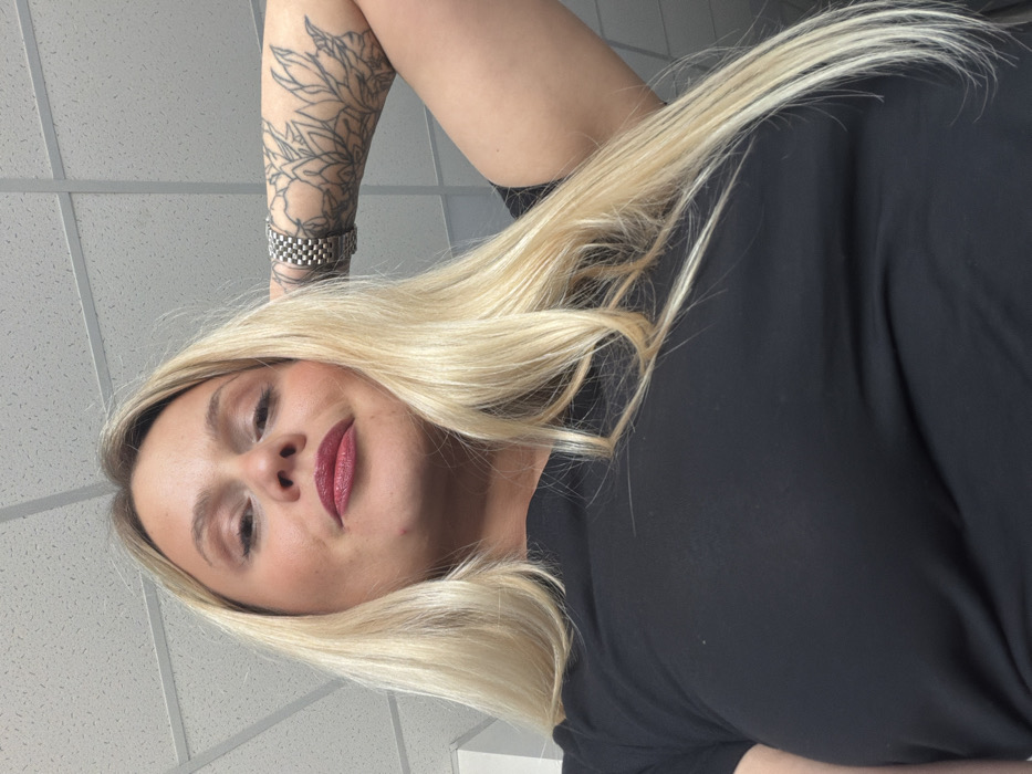 Woman documents morning routine through selfies in Sarapul, Russia