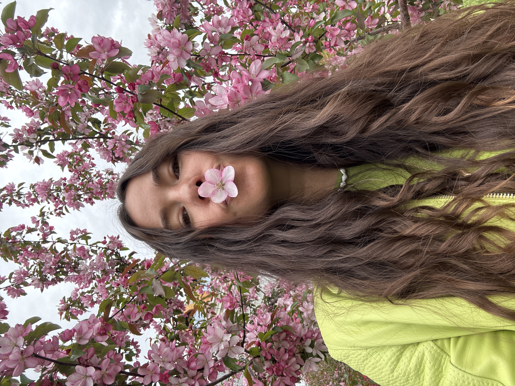Spring blooms and casual moments documented in Kazan
