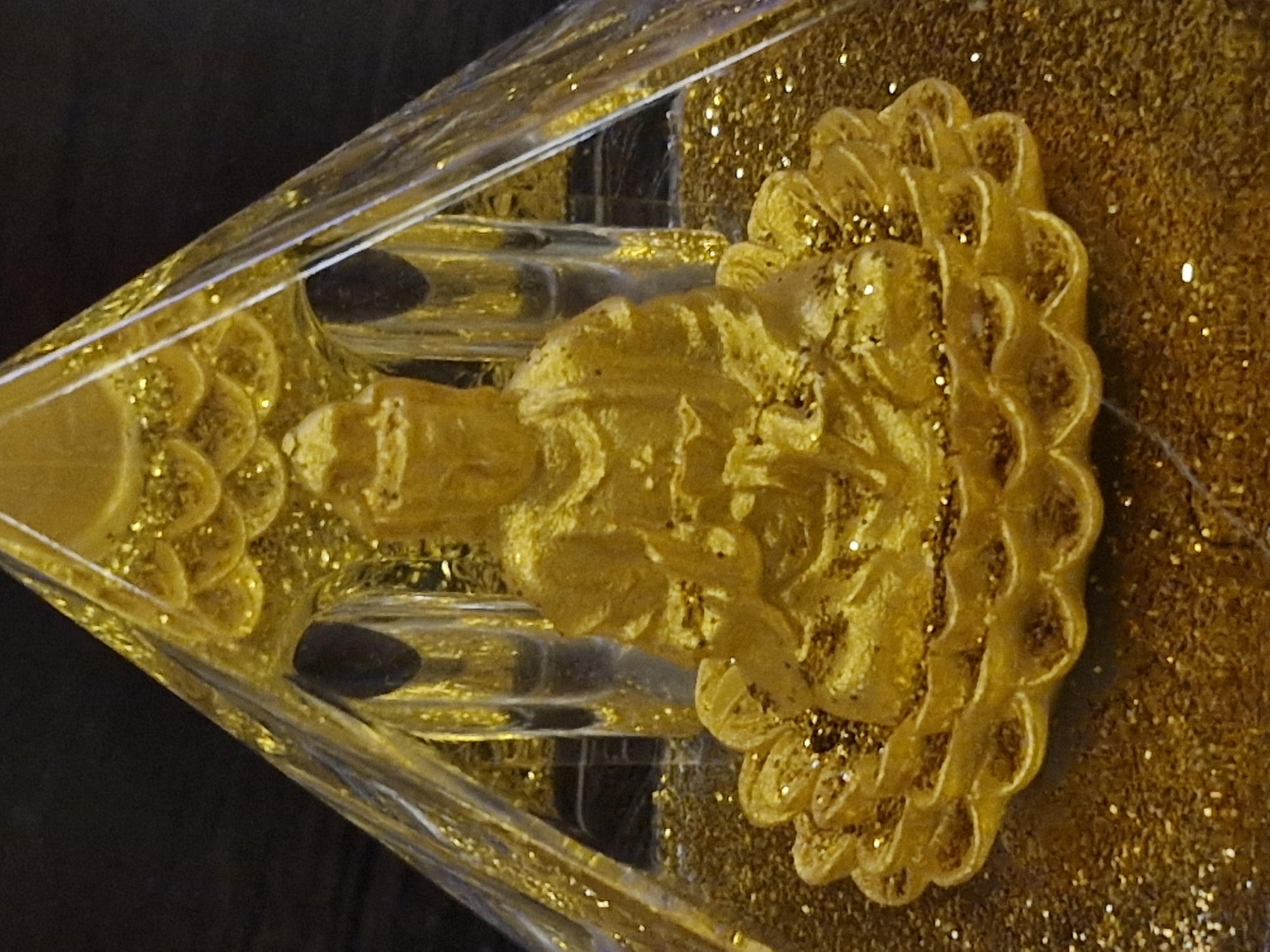 Decorative Buddha figurines and carved keepsakes in Yerino
