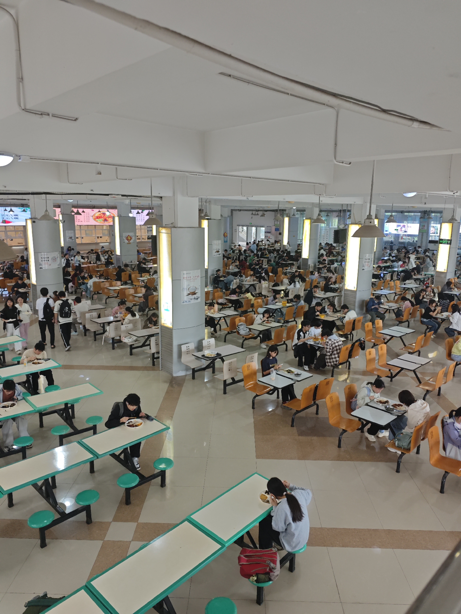 Early morning cafeteria activity documented in Chongqing High-tech Zone