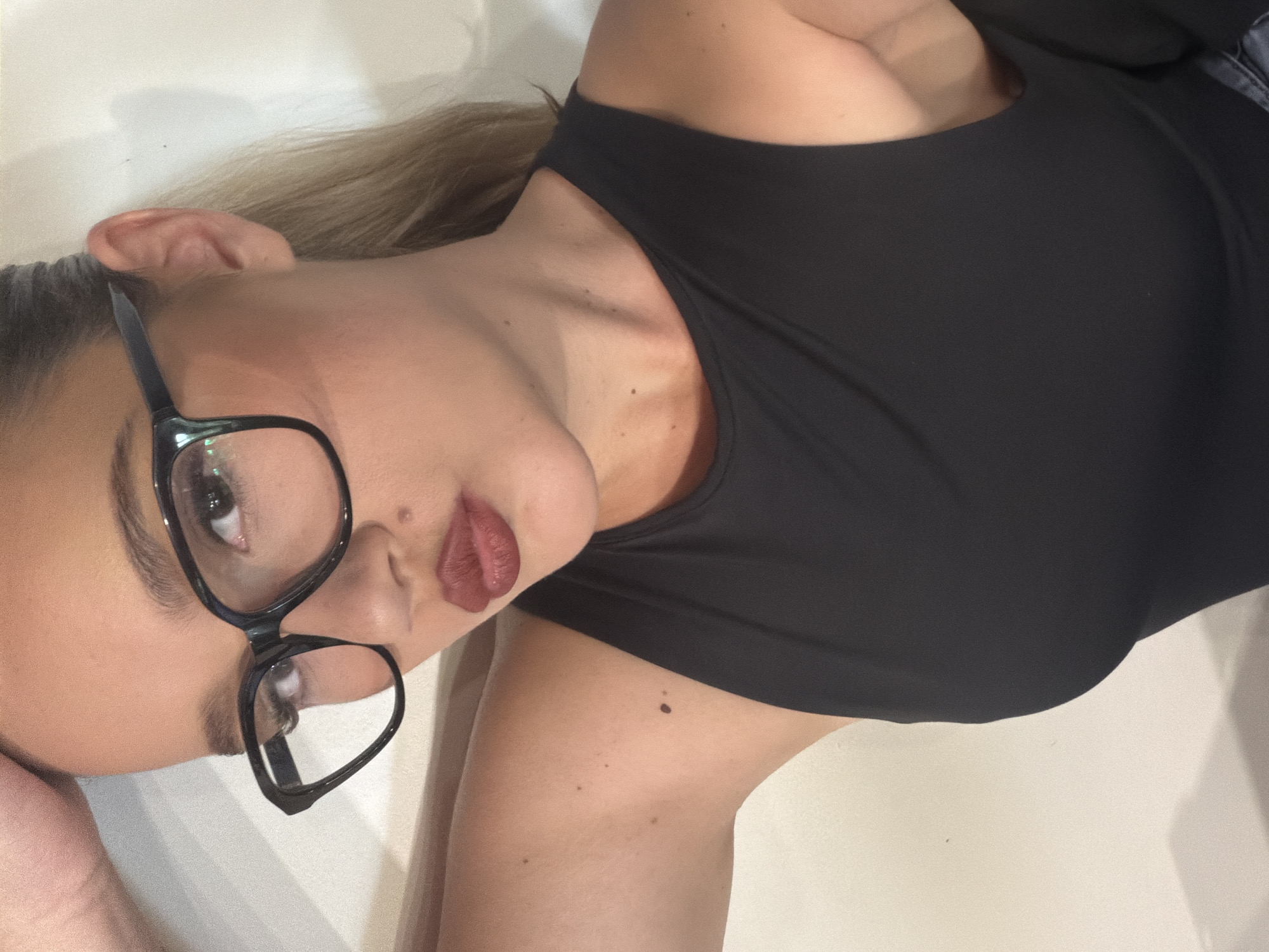 Selfie session in Beguntsi, bold nails and glasses throughout