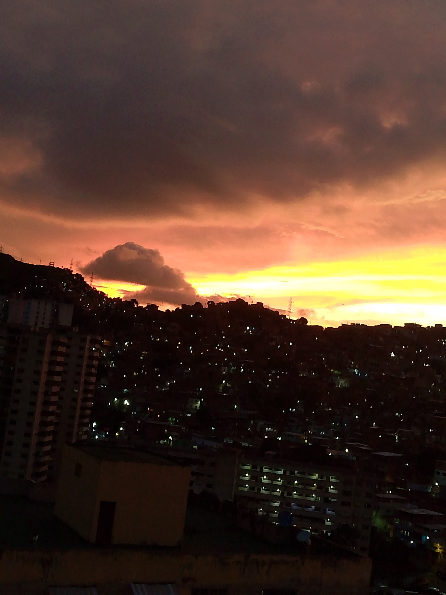 Evening scenes captured across Caracas neighborhoods during cloudy twilight