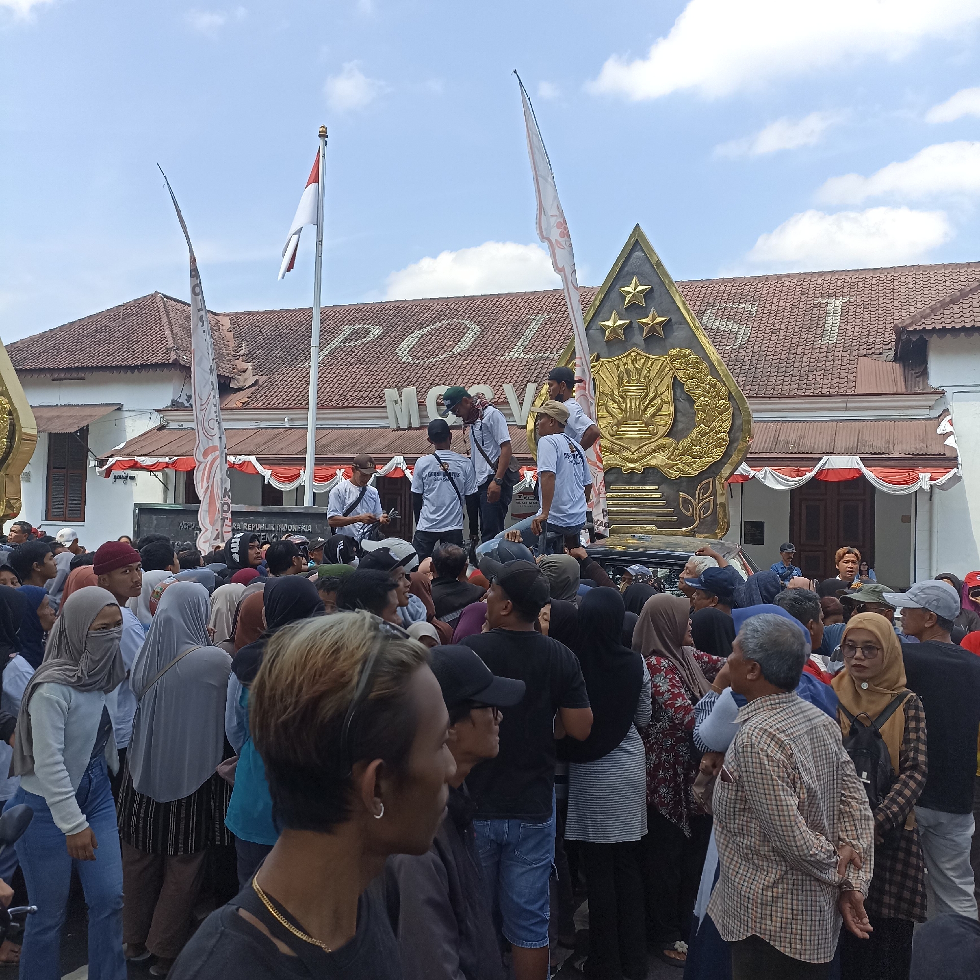Magelang livestock farmers stage peaceful protest at police station