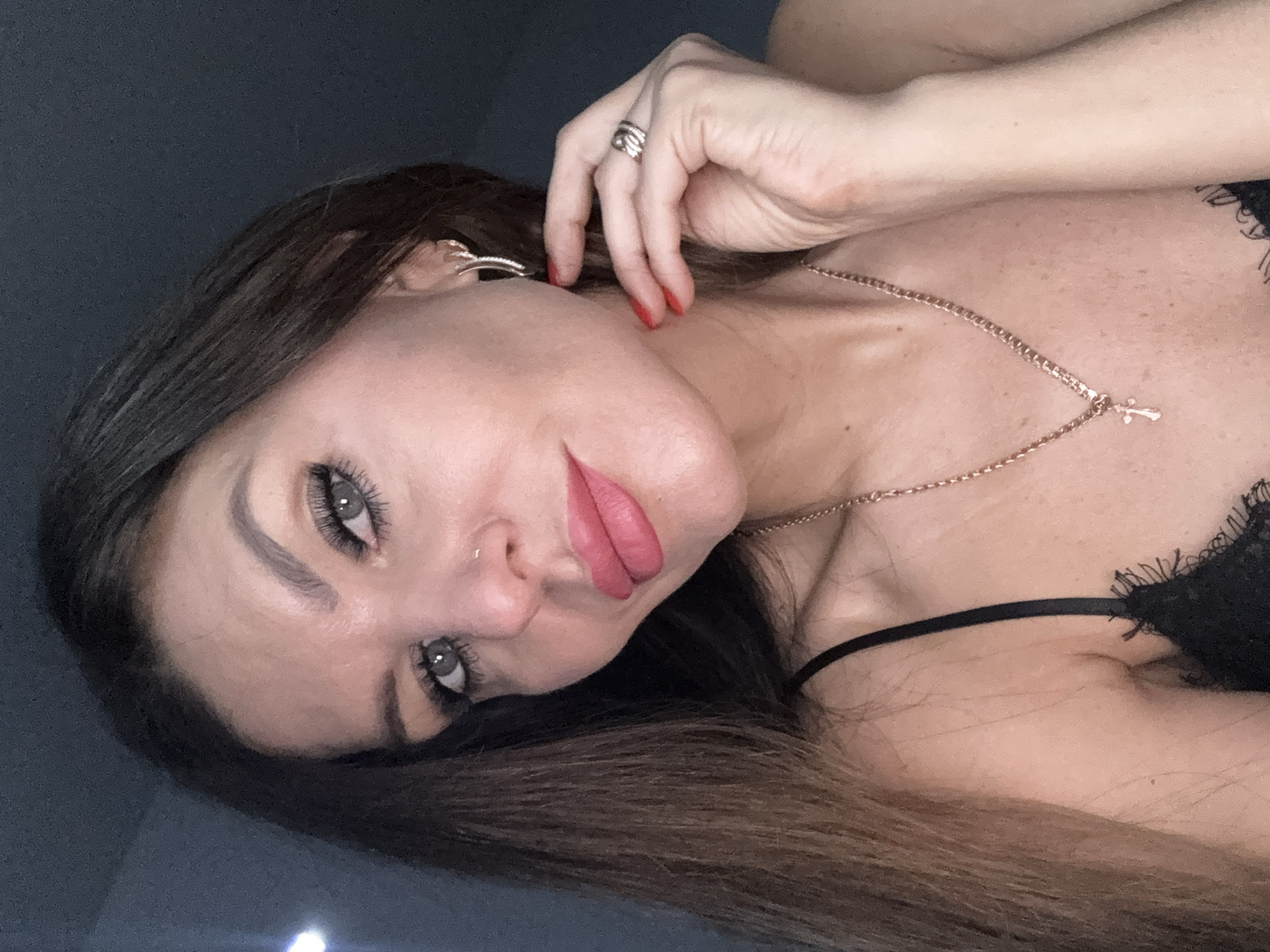 Woman documents early morning routine through selfies in Chaikovsky