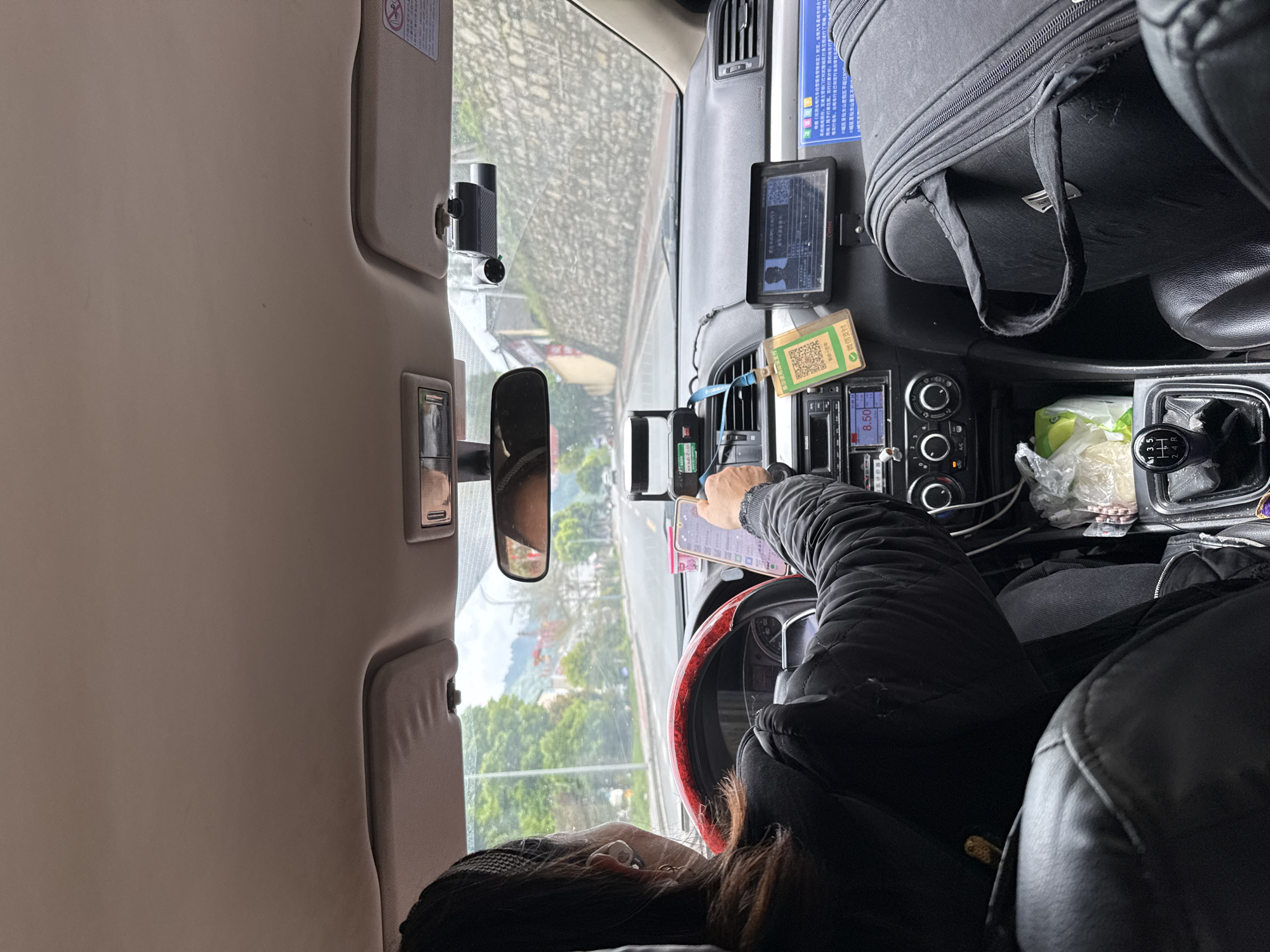 Driver uses smartphone while in vehicle in Wulong District
