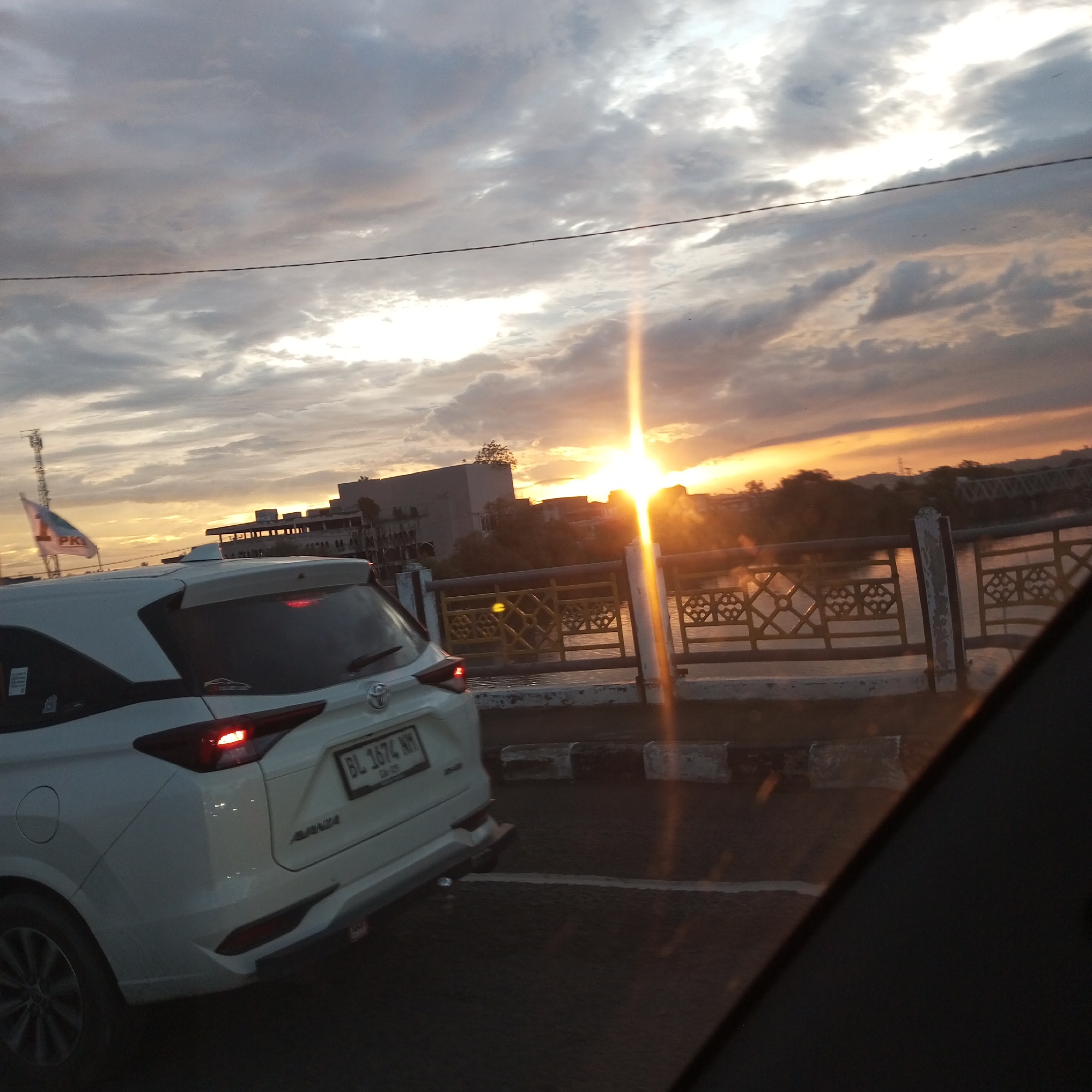 Traffic congestion and street life documented in Lhokseumawe