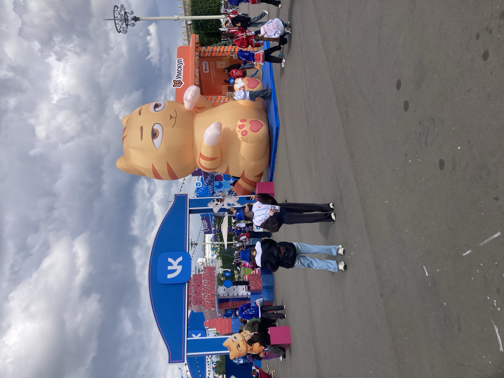 Moscow VDNKh hosts inflatable cat event, draws crowds