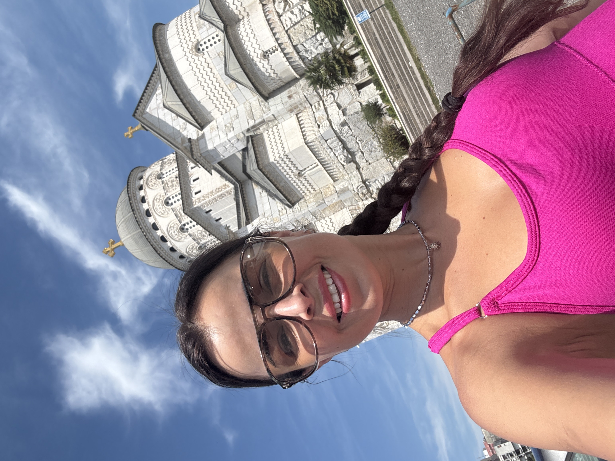 Morning drive and sightseeing near a domed landmark at 30°C
