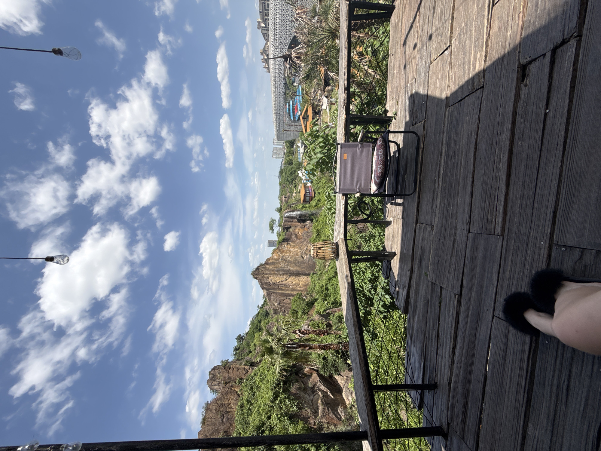 Quiet deck scene observed in Keqiao District, China