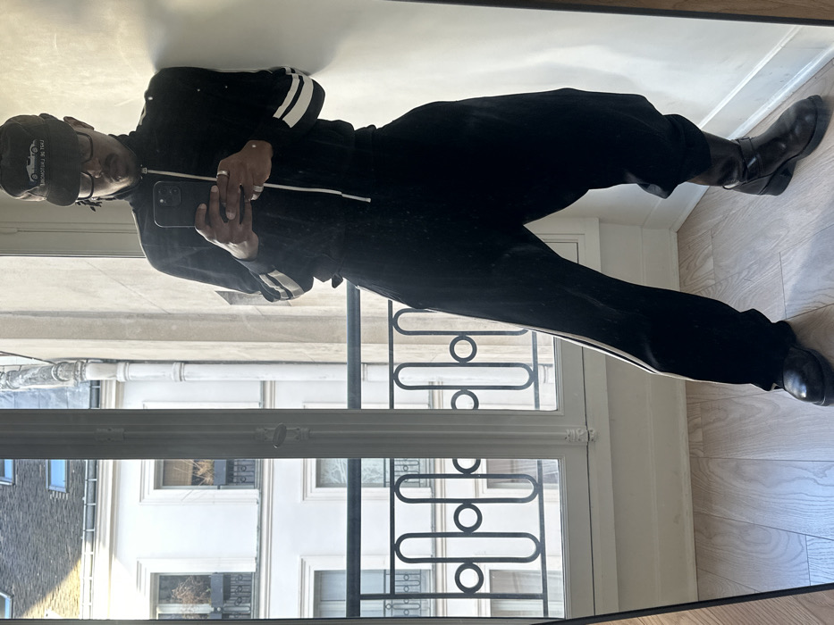 Tourist captures Champs-Élysées scenes and selfie during Paris visit