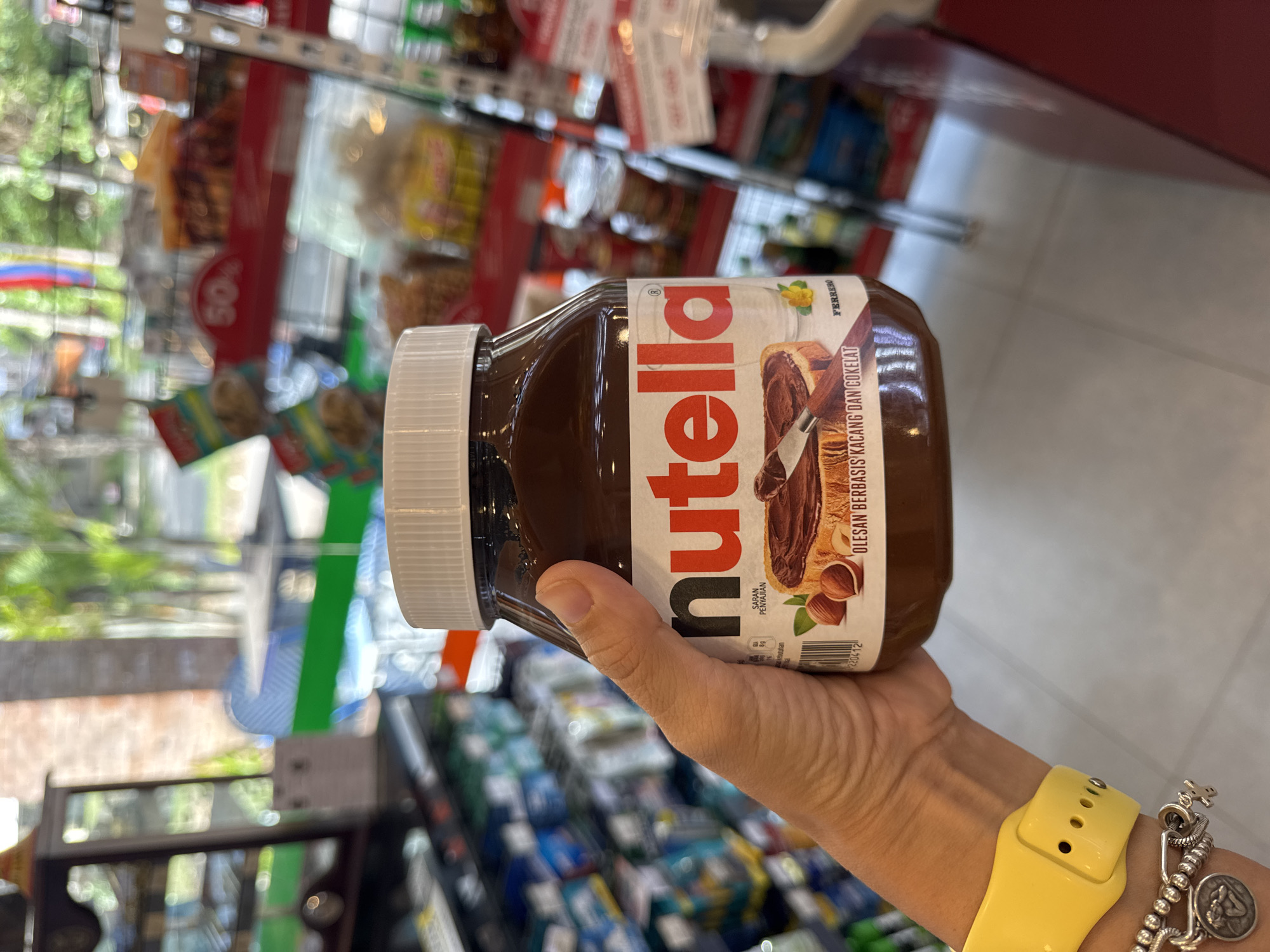 Late-night grocery shopping documented in Kuta Selatan, Indonesia