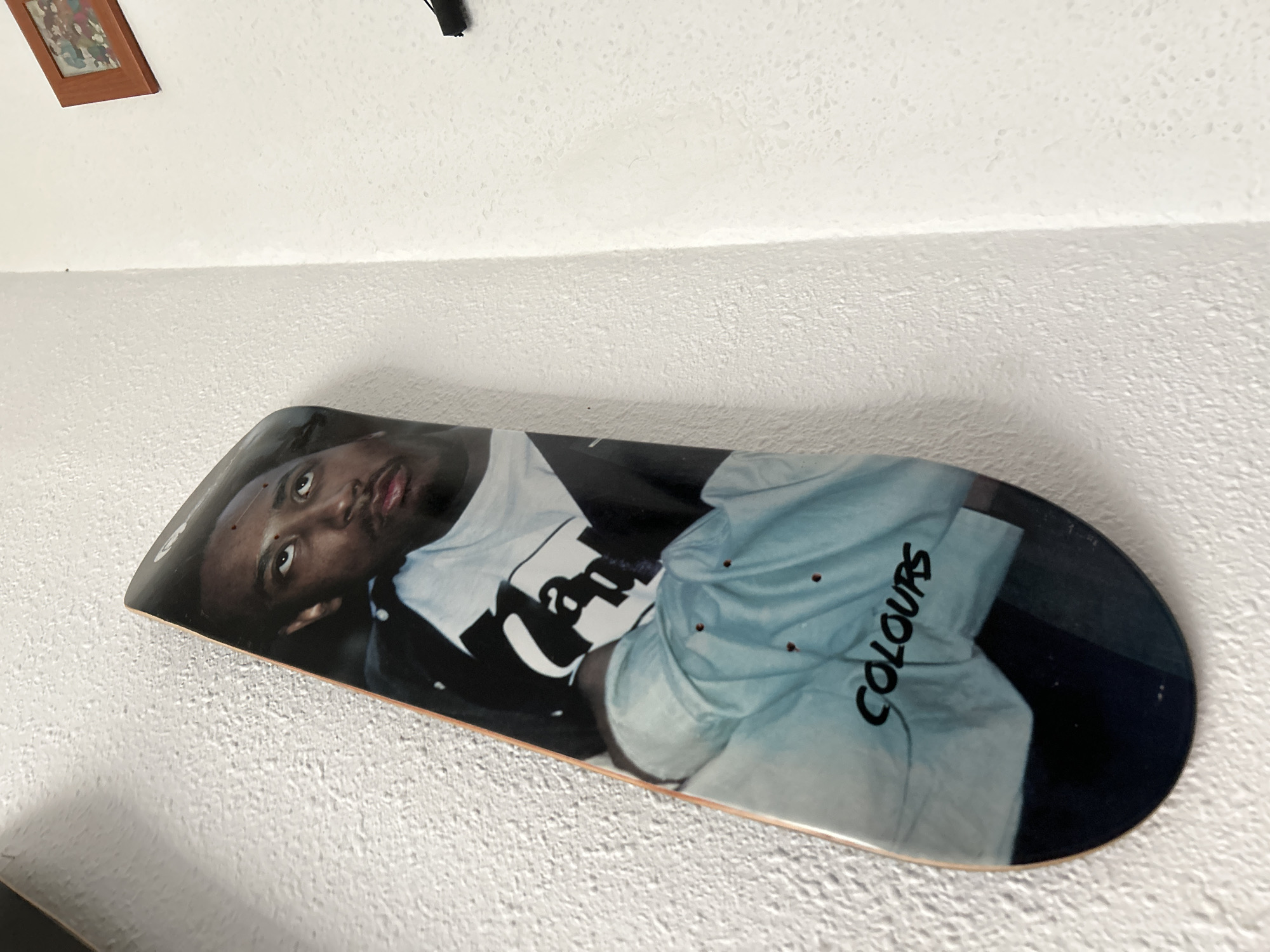 Art decks, collectibles, and everyday items in a Barcelona space