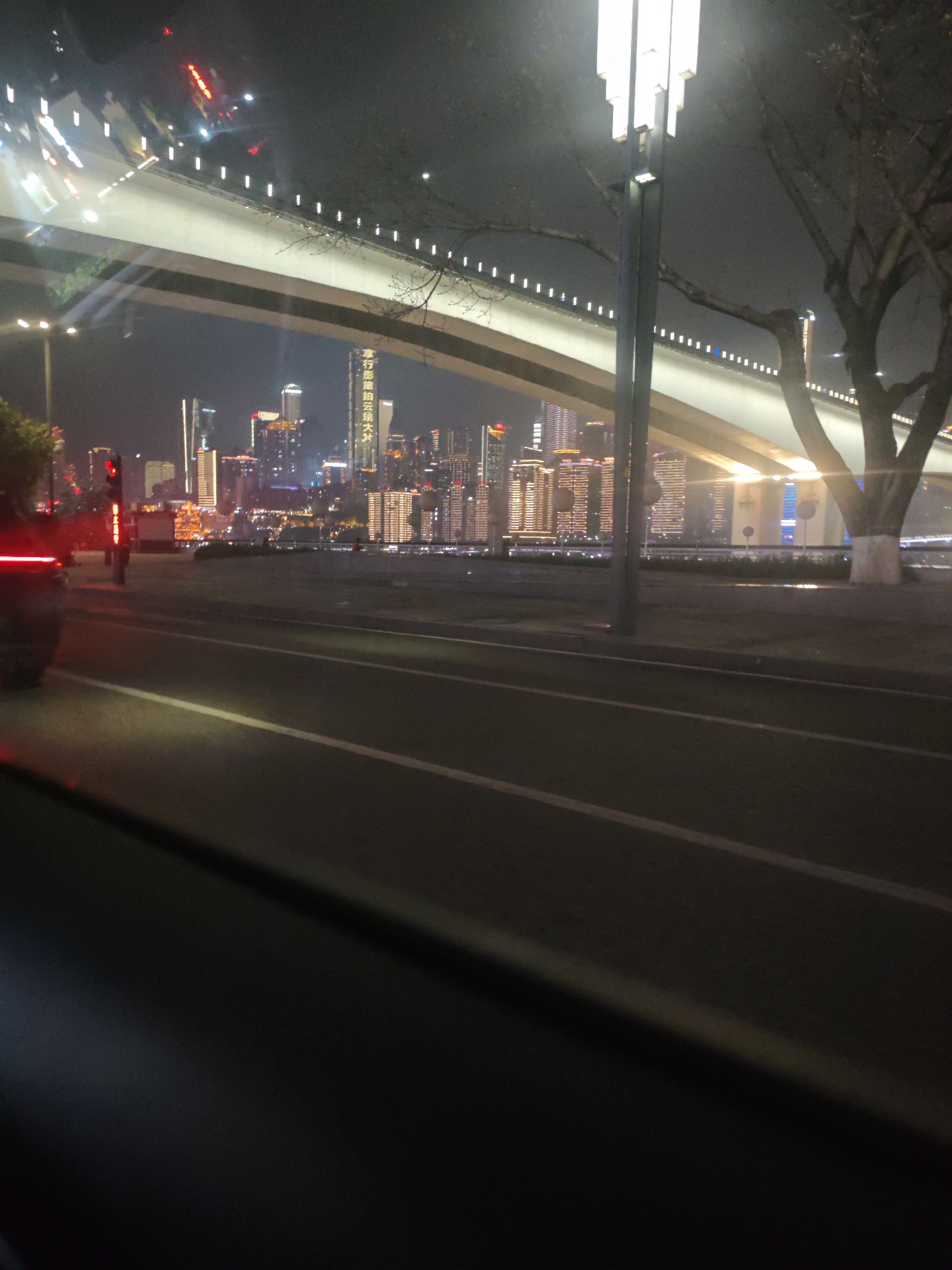 Night driving scenes captured in Chongqing's urban districts