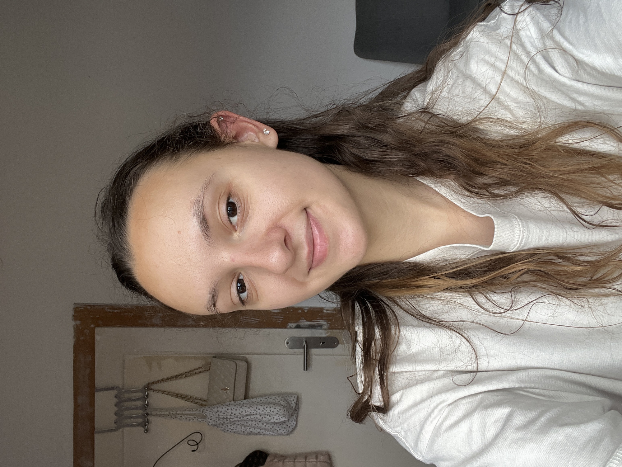 Woman packing belongings in boxes captured in Saarbrücken selfies