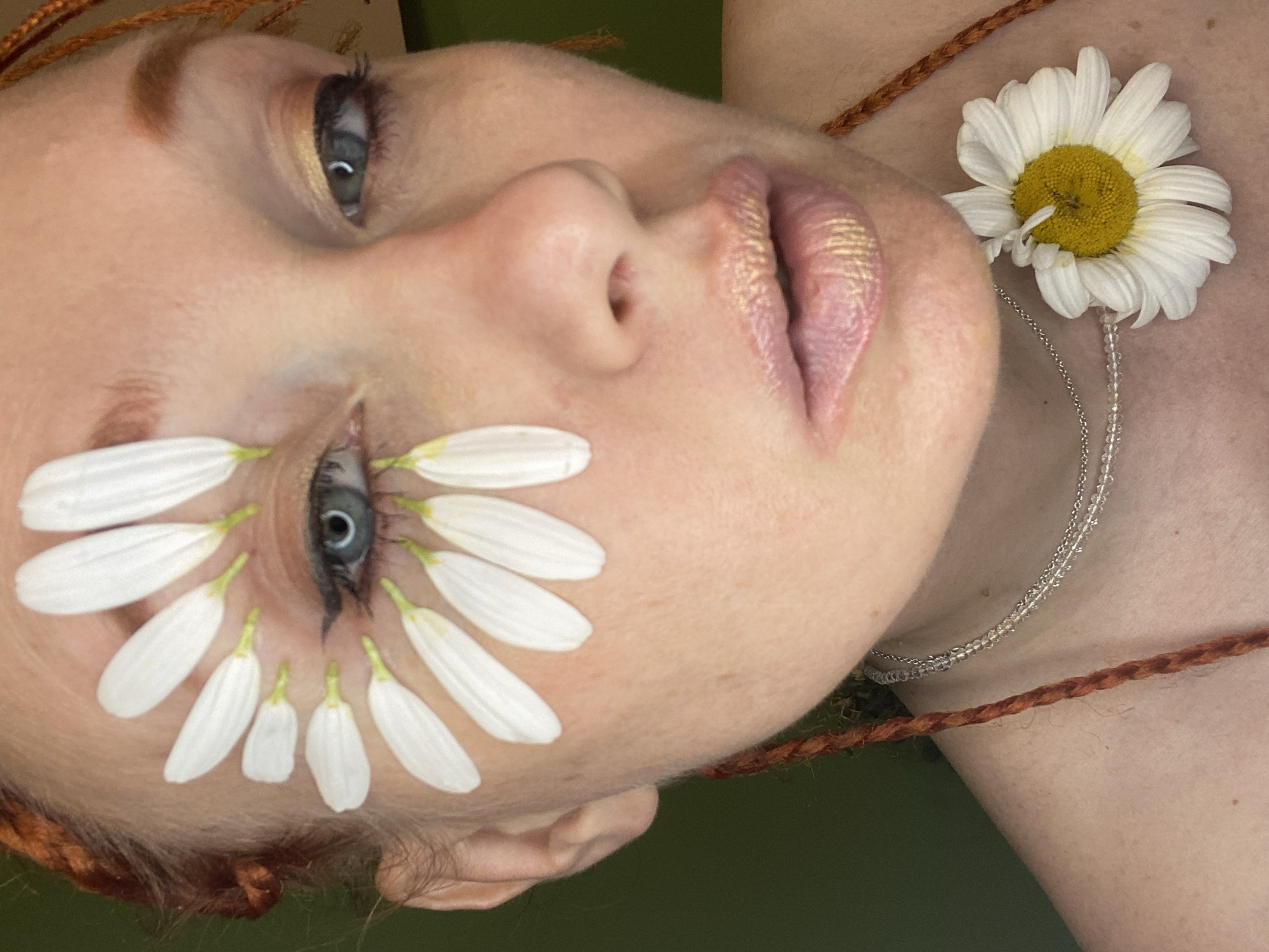 Dreamy water-and-daisy portrait series shot in Sochi