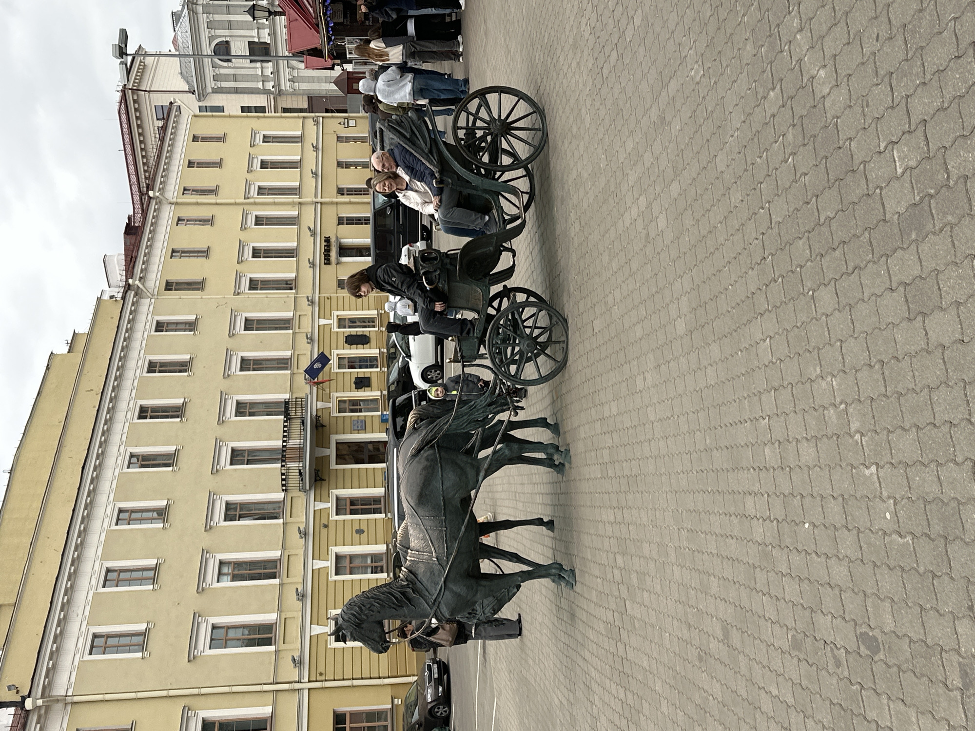 Routine street life documented across central Minsk intersections