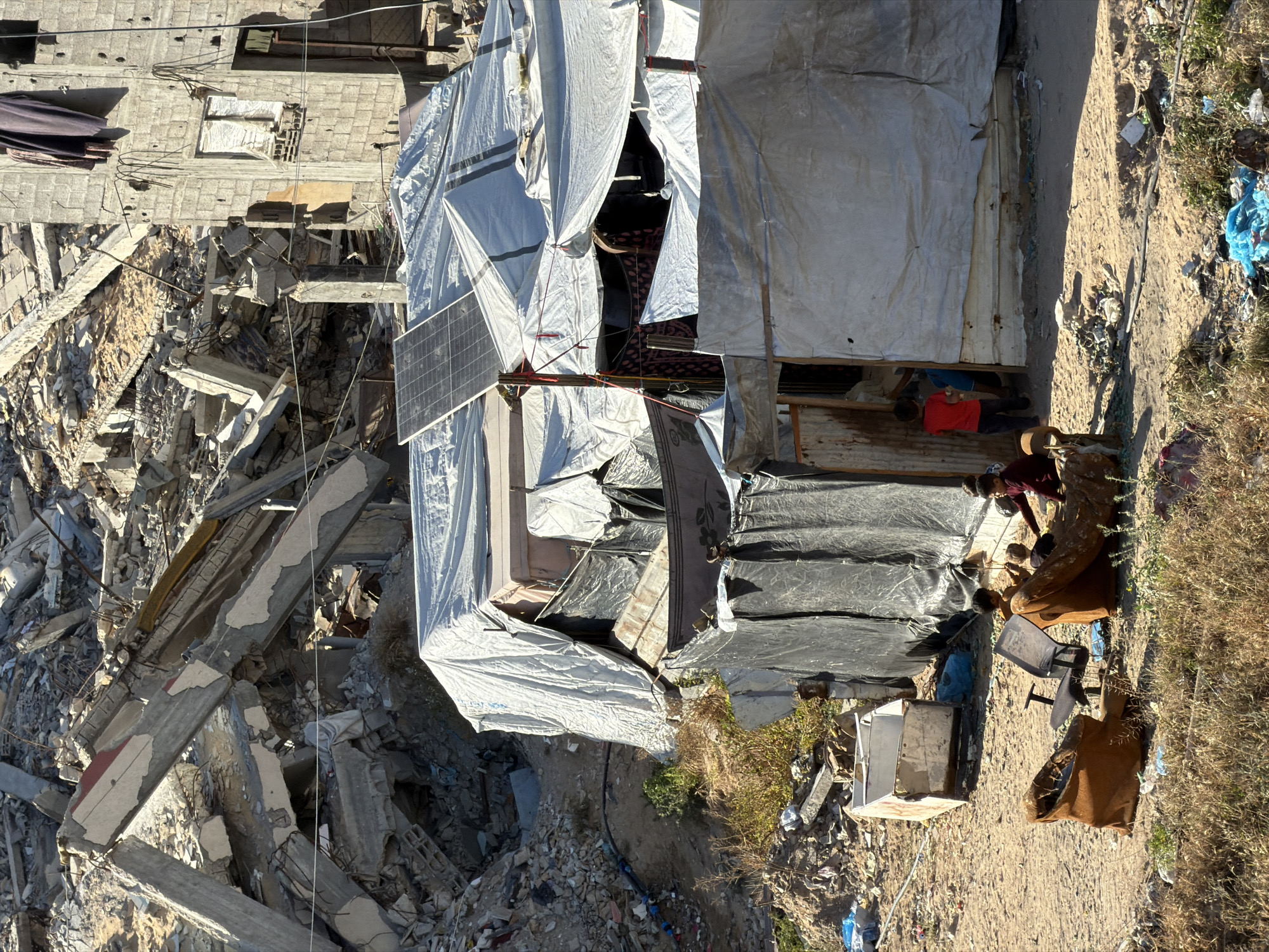 Destruction and resilience captured in Jabalia during brief afternoon period