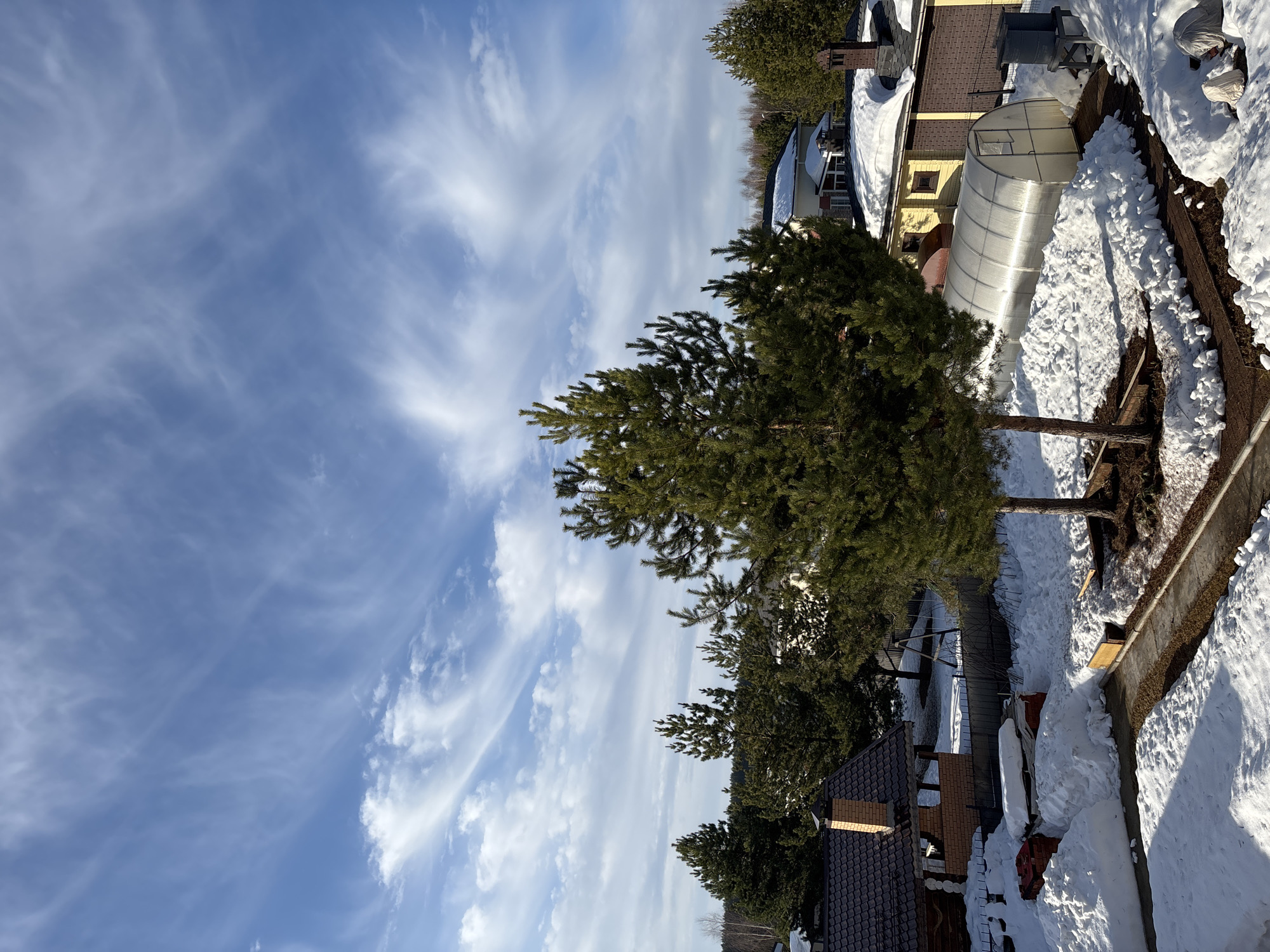 Winter morning scenes documented in Russian village residential area