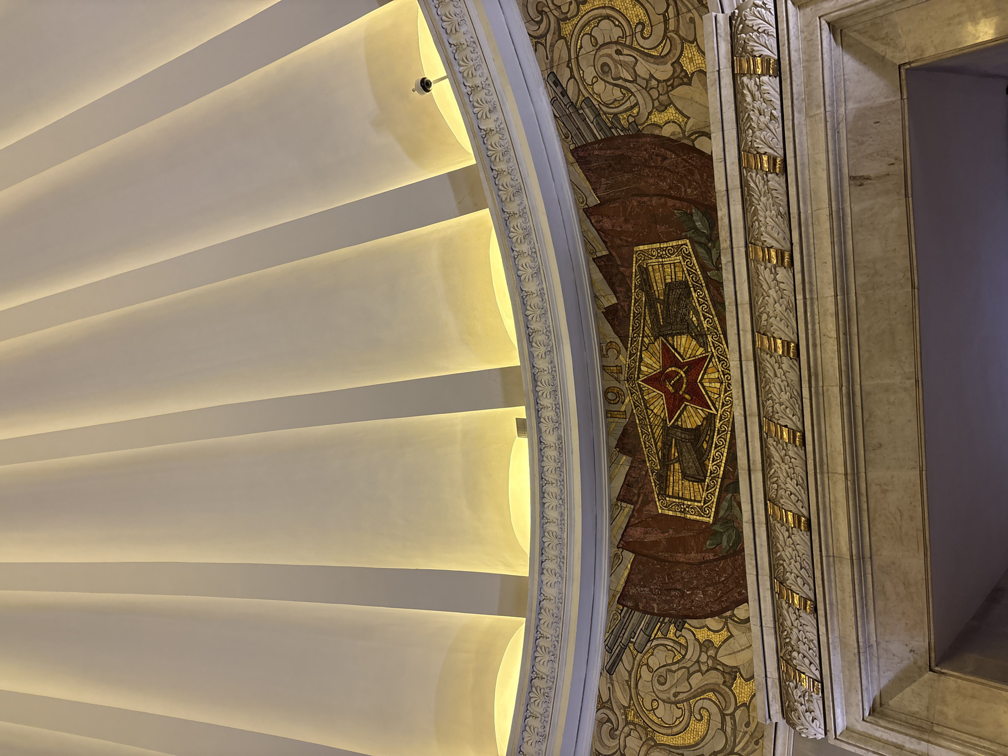 Street-level tour of central Moscow's Stalinist architecture and city life