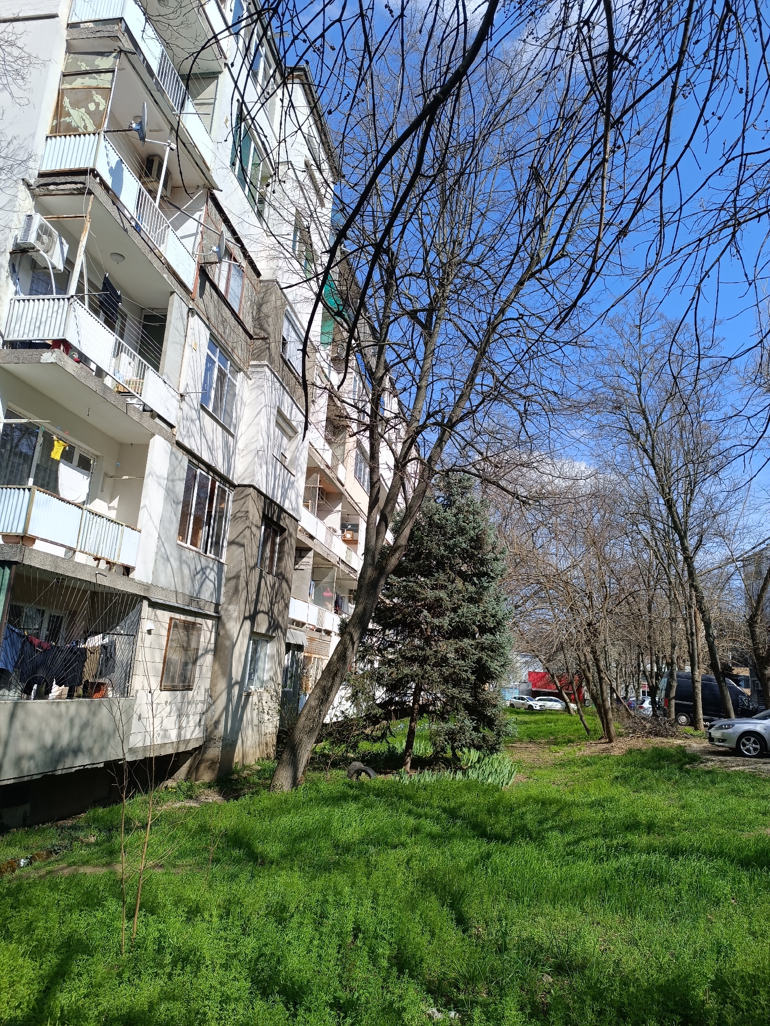 Quiet afternoon moments captured across residential Pleven, Bulgaria