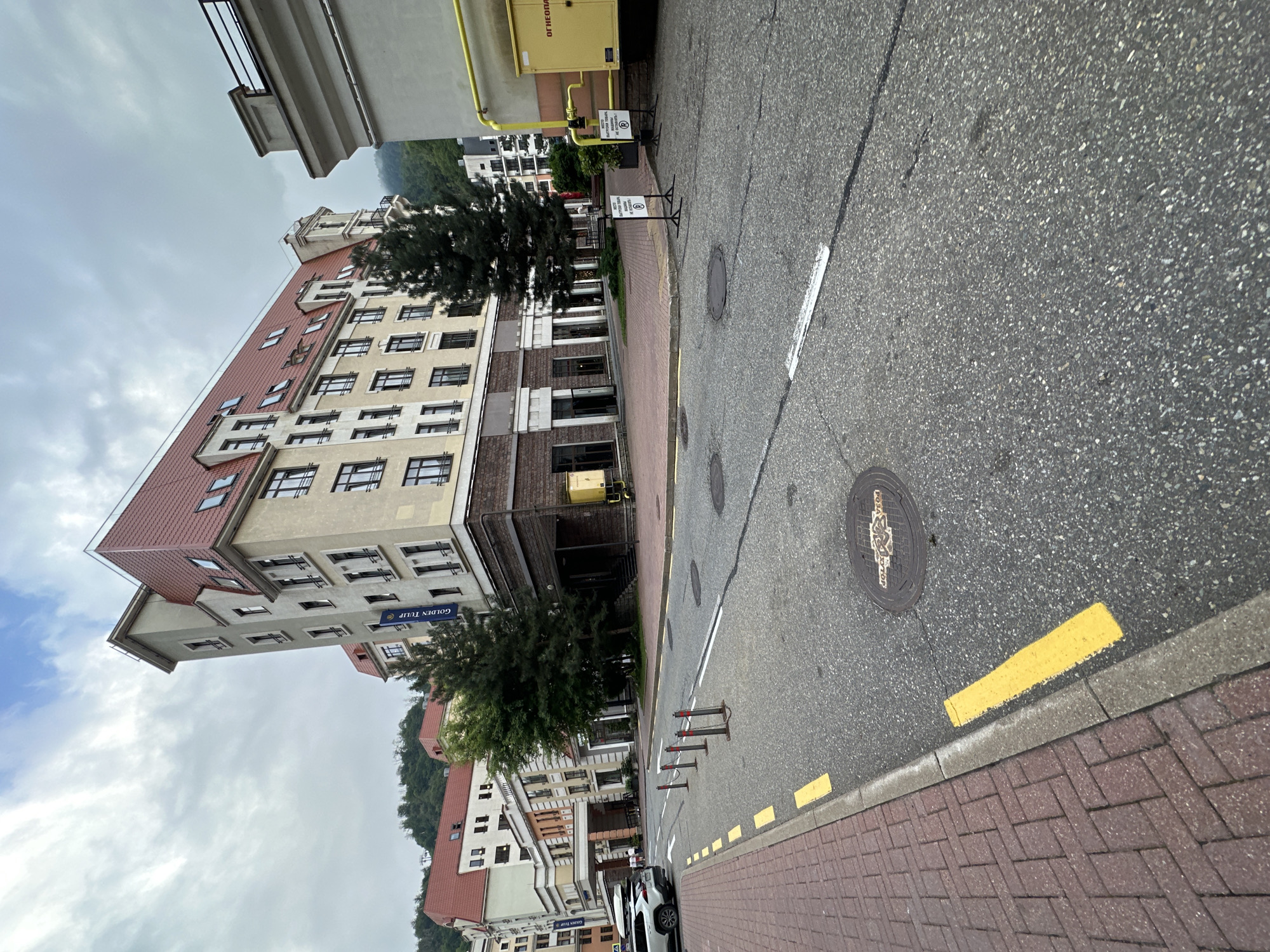 Estosadok resort street scene: brick paths, hotels, and cafés