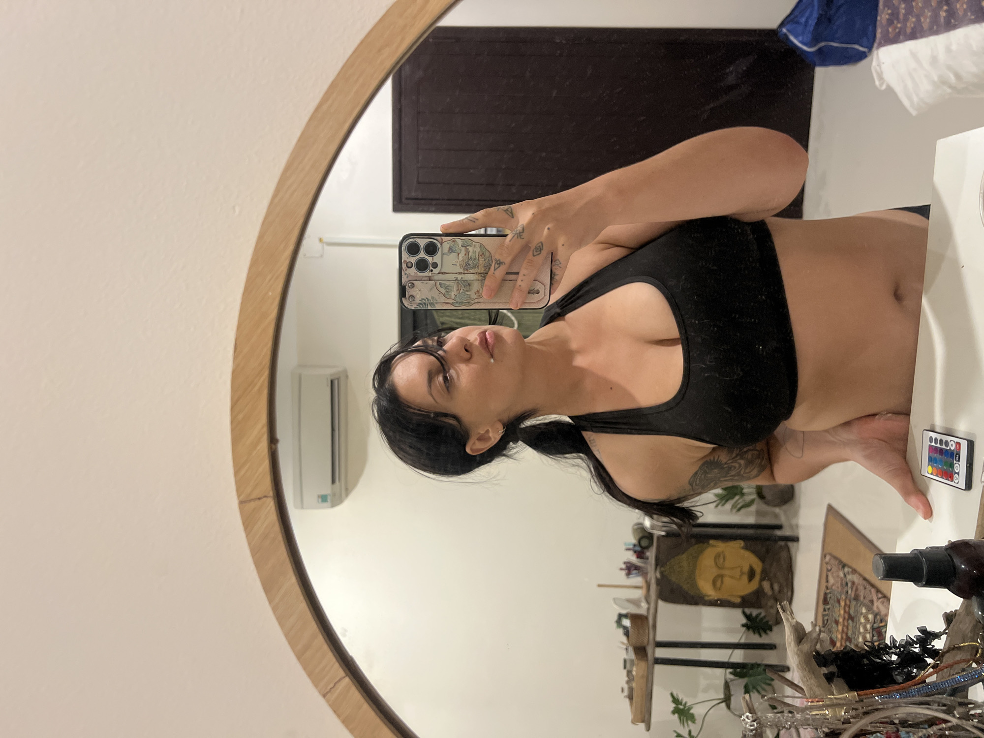 Mirror selfie moment in a Đà Nẵng bedroom