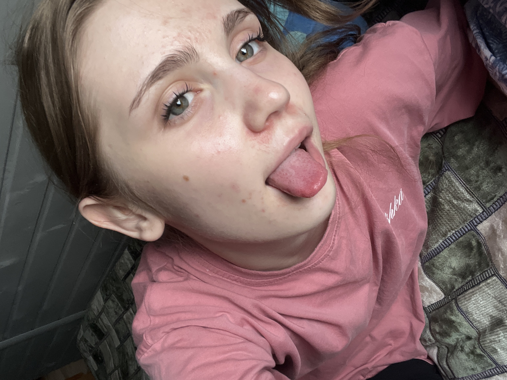 Lazy morning selfie session from a bedroom in Ashkadar