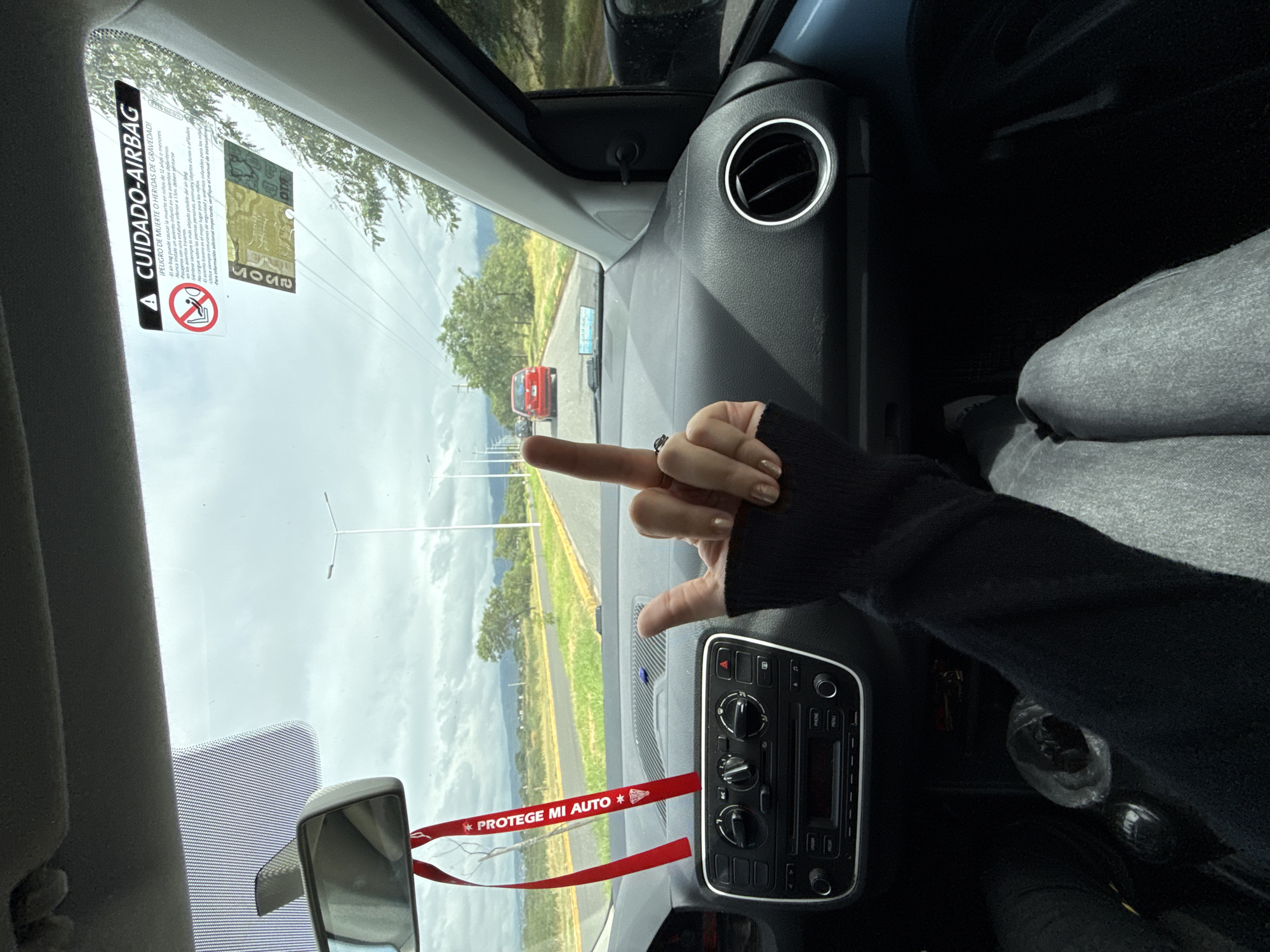 Driver makes obscene gesture at red car in Argentina