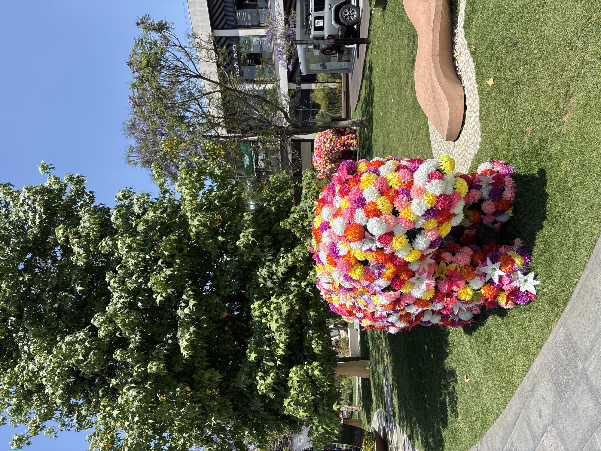 Witness documents churros shop and flower sculpture in Metepec
