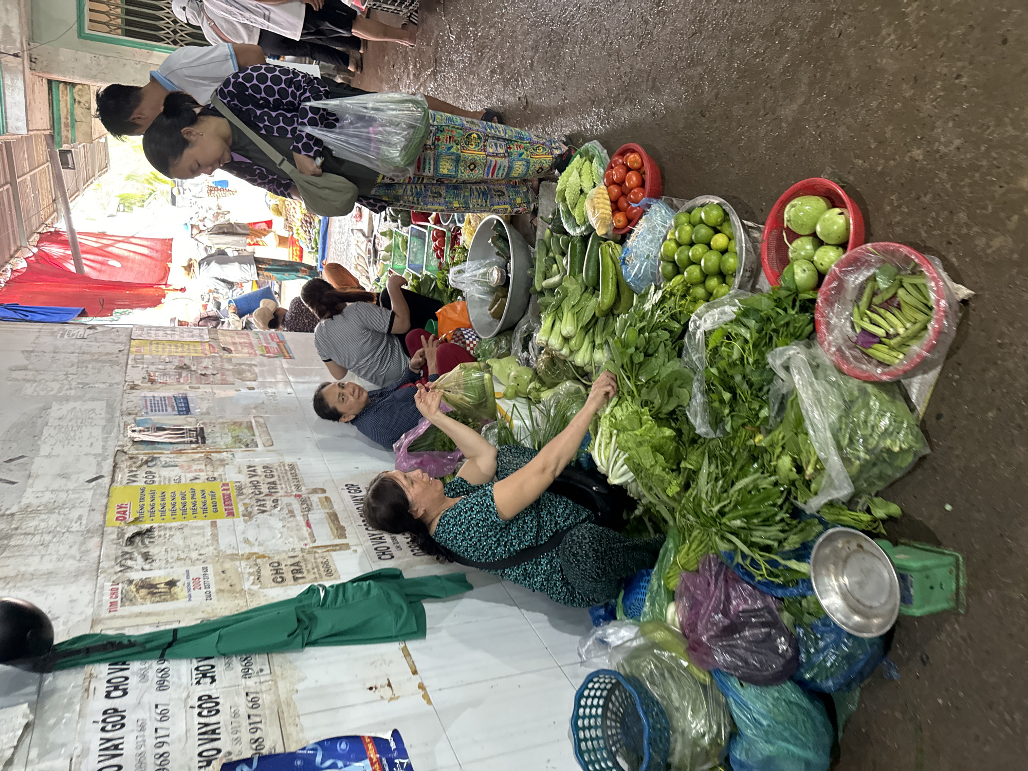 Market vendors, street food, and construction activity in Mũi Né
