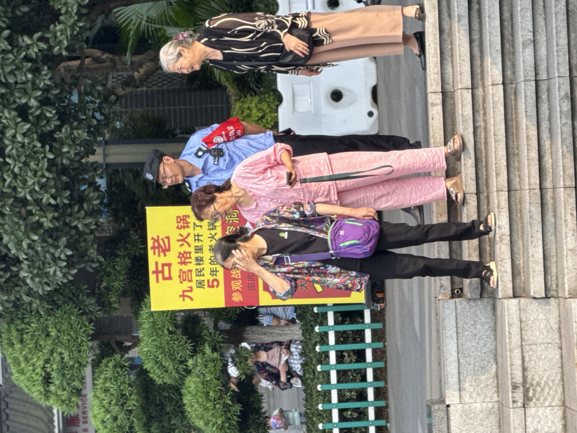 Morning street life scenes captured across Yuzhong District
