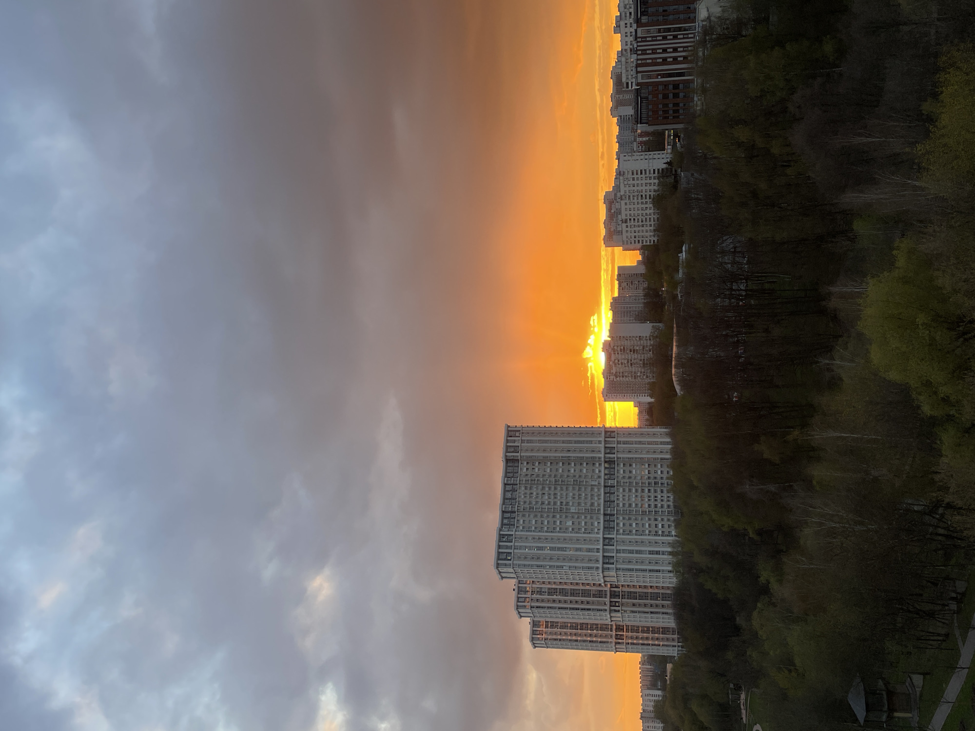 Dramatic sunset illuminates Moscow streets, witnesses document golden hour