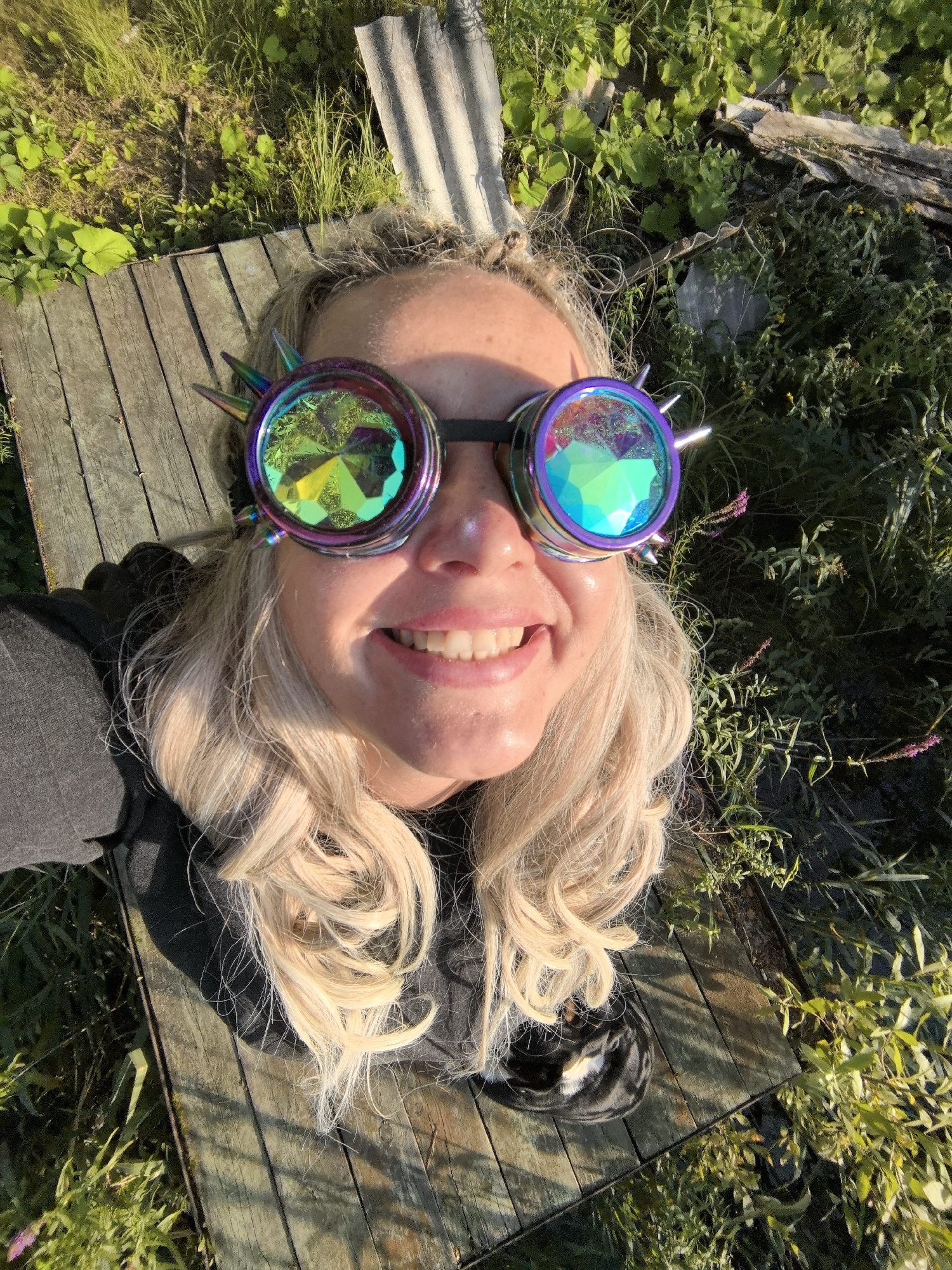 Afternoon hang in Noviy: goggles, a swing, summer vibes