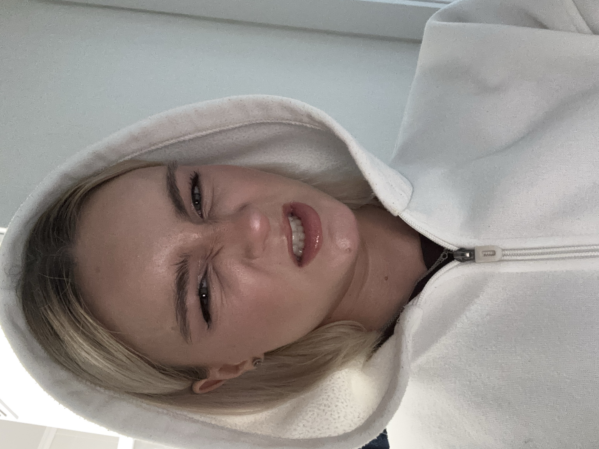 Woman documents morning moments in Russian residence selfies