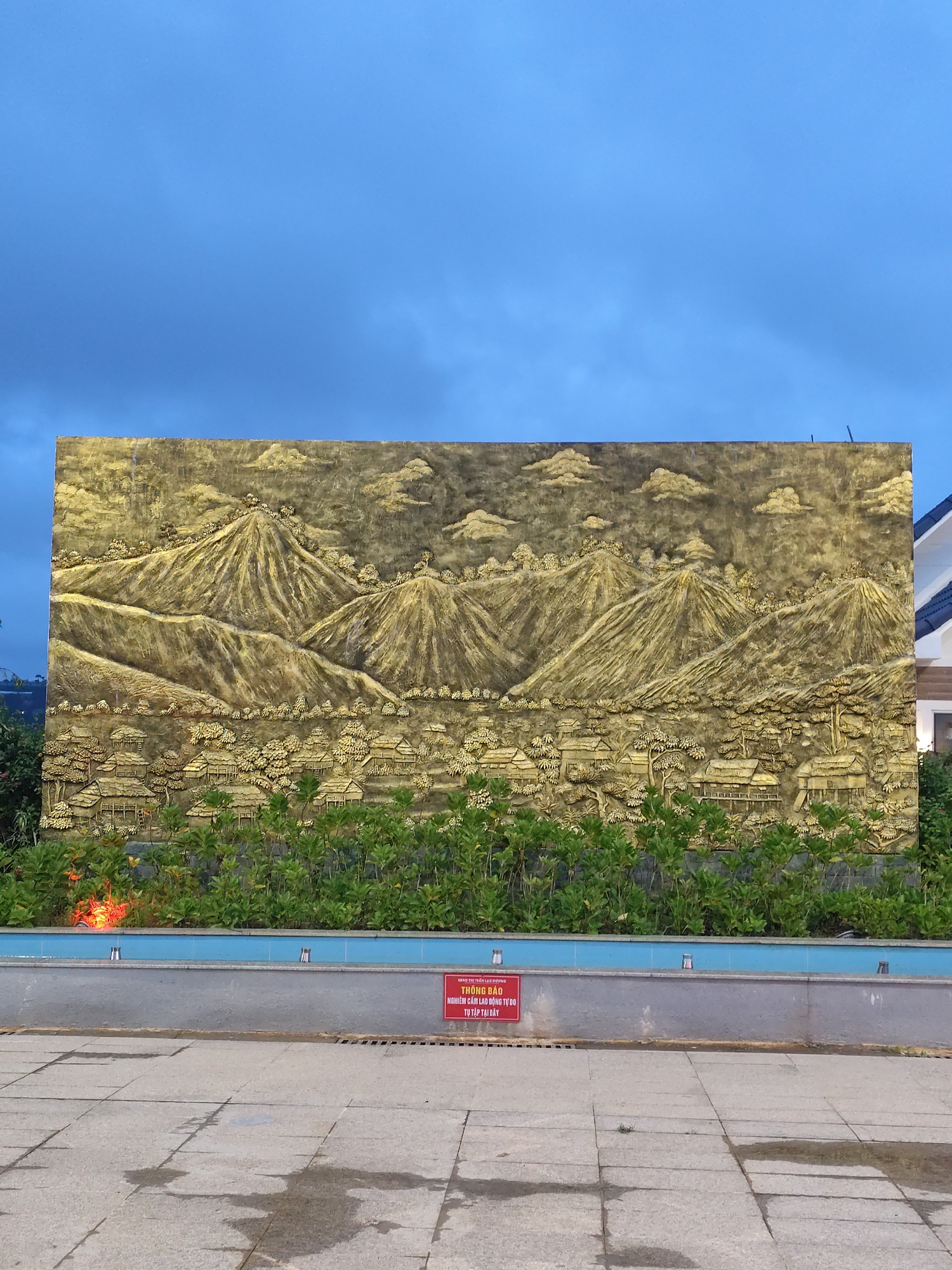 Lạc Dương's lit-up streets and public murals up close
