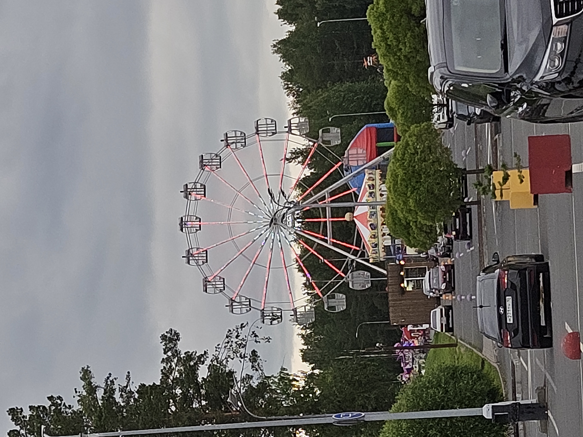 Ferris wheels, street murals, and urban details in one afternoon