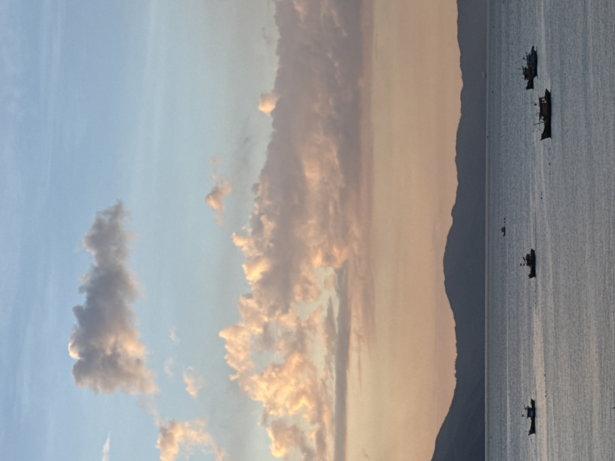 Sunset, street food, coastal scenes captured in Đà Nẵng