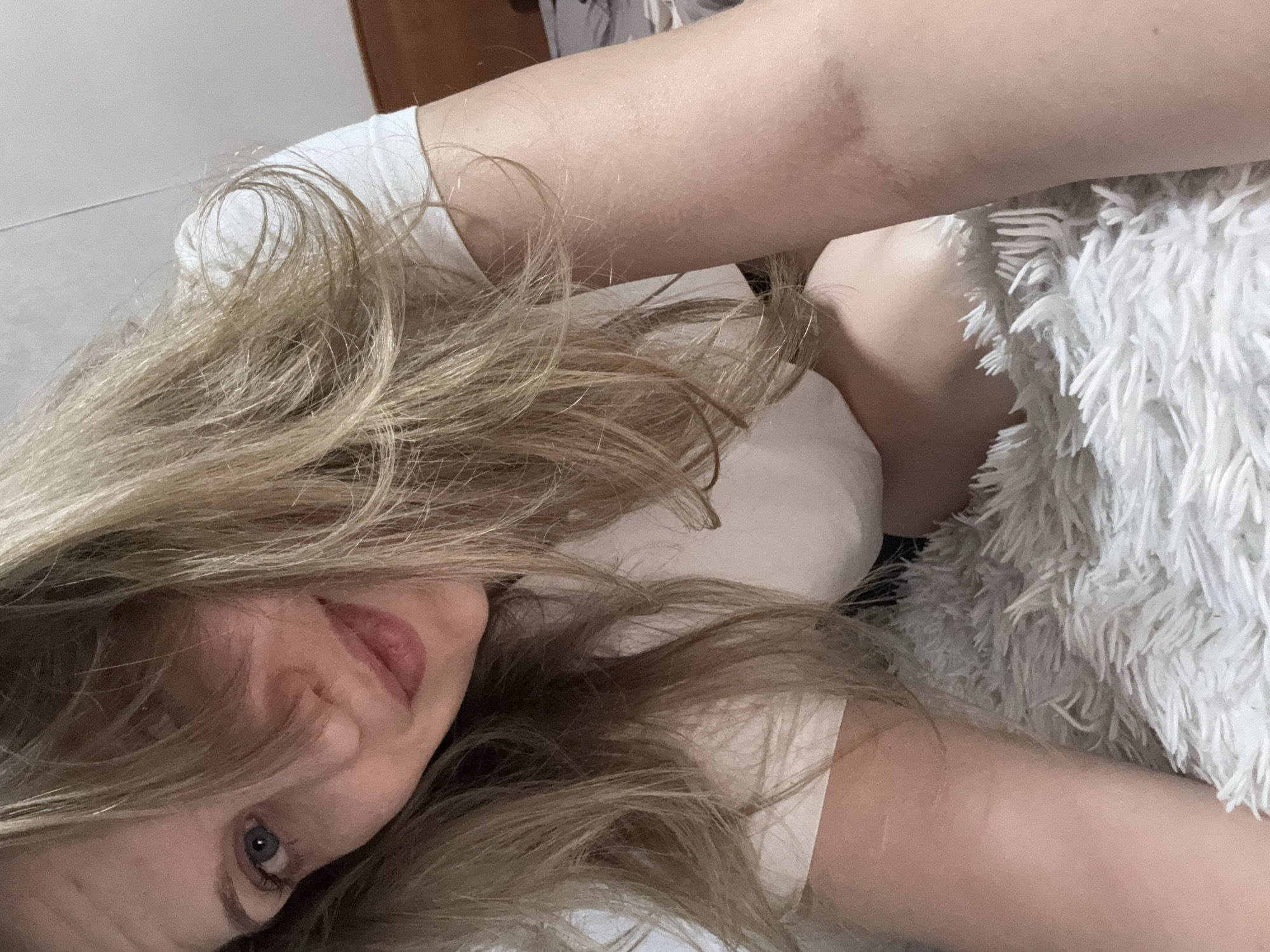 Lazy evening in an Izhevsk bedroom, selfies and detail shots
