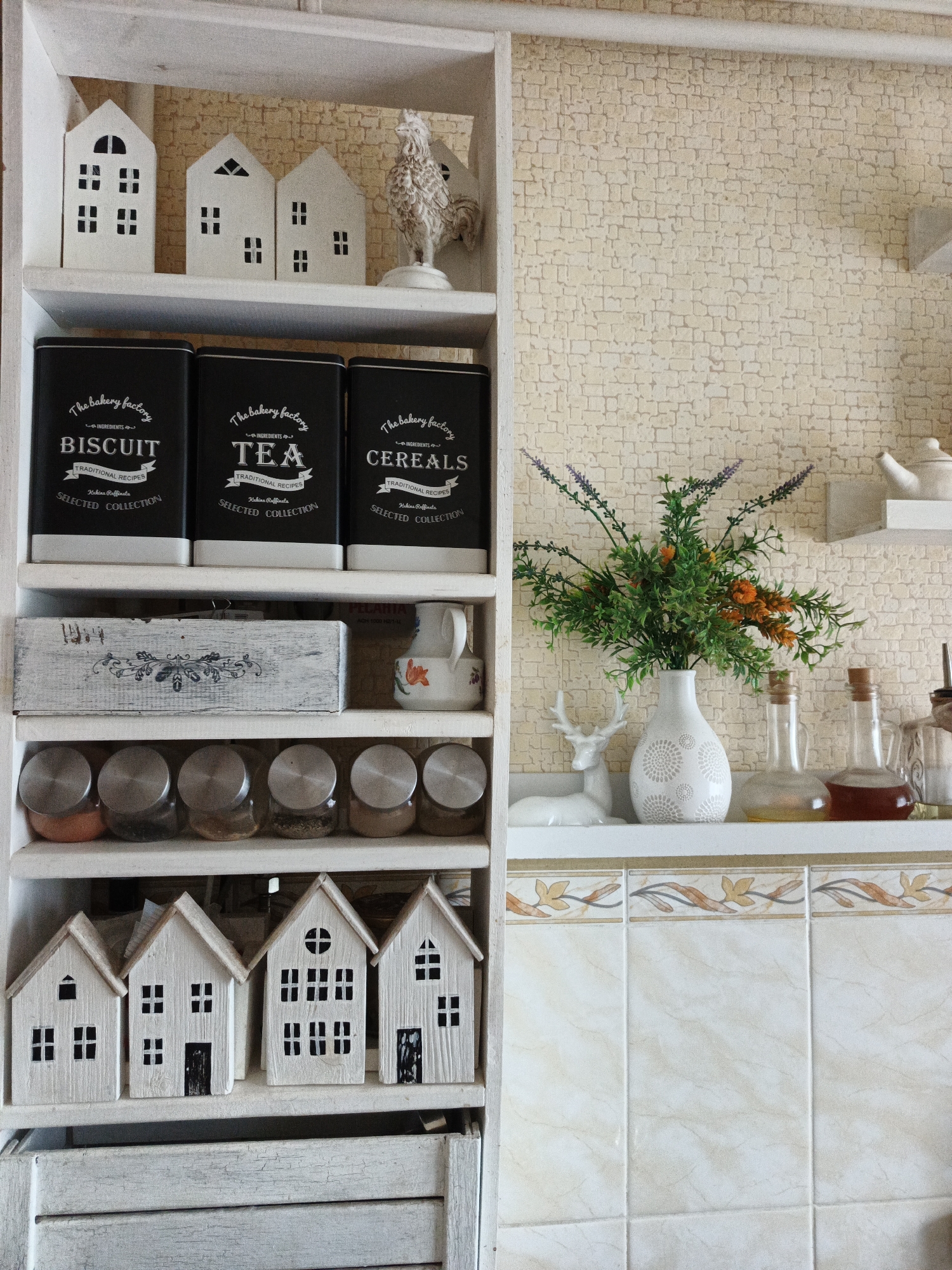 Morning food prep and breakfast documented in domestic setting