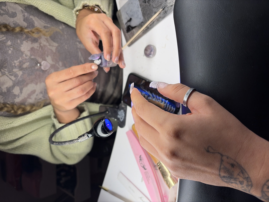 Manicure session observed in Boulogne-Billancourt nail salon