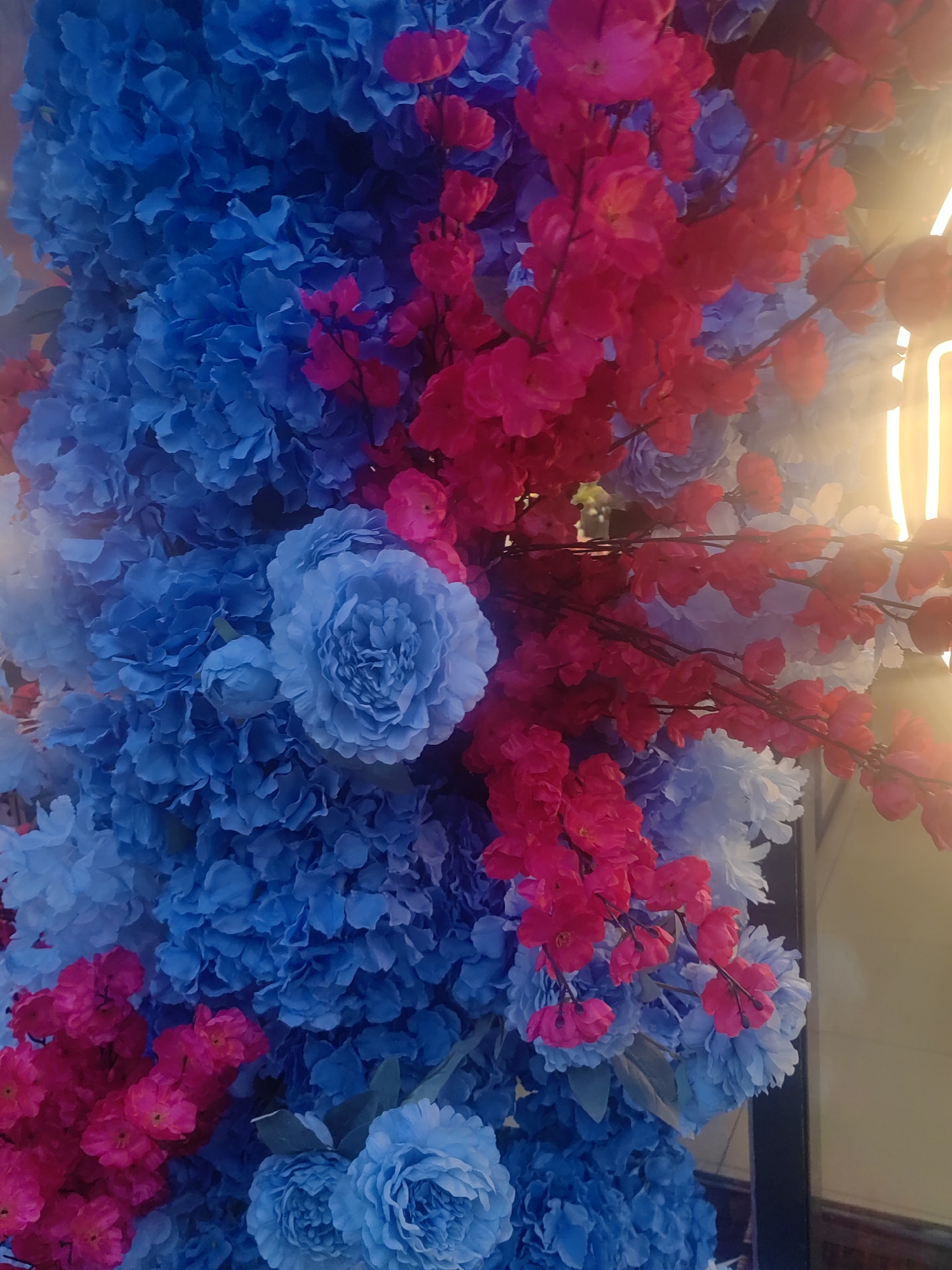 Floral display with hydrangeas spotted in Mytishchi storefront