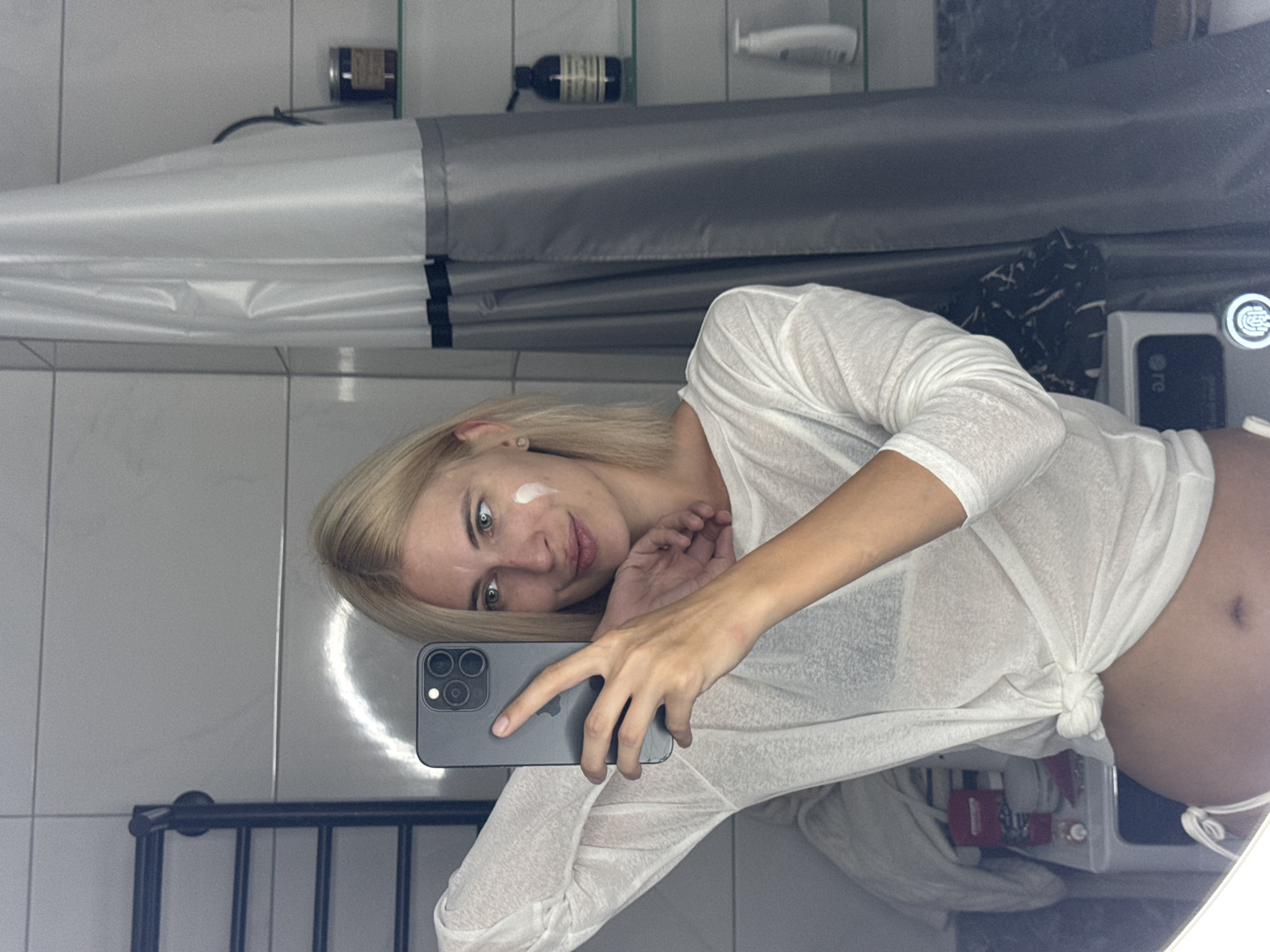 Woman documents morning skincare routine in Saratov bathroom selfies