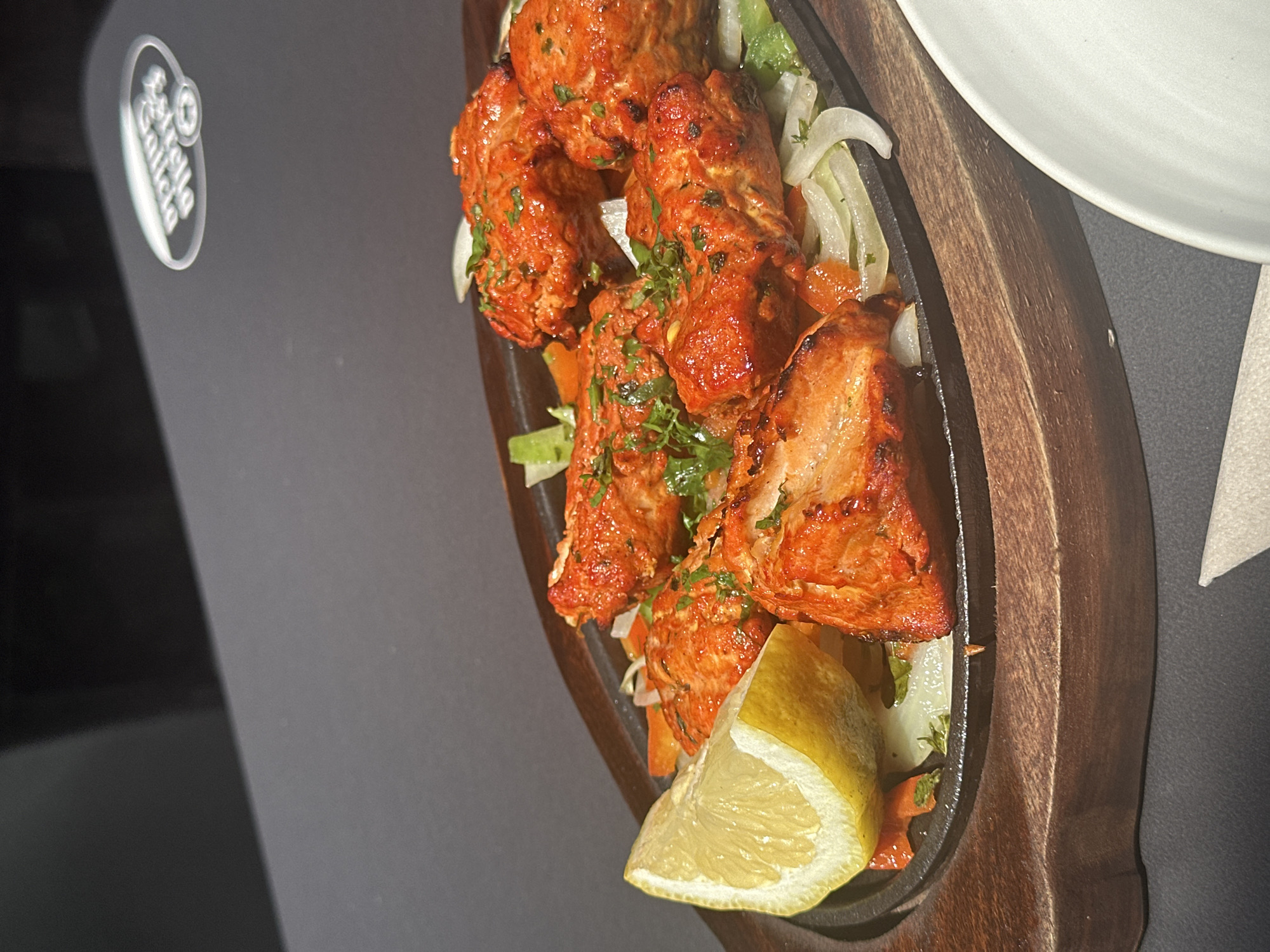 Tandoori chicken served on sizzling platter in Gijón restaurant