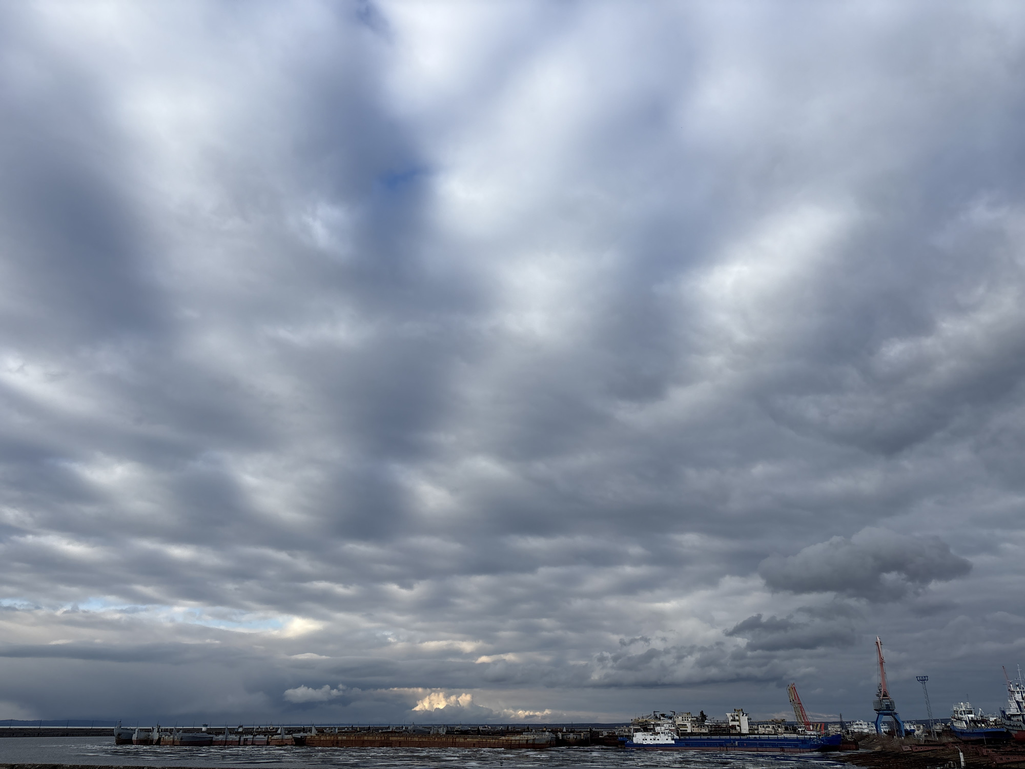 Heavy clouds documented over Chaikovsky, Russia industrial areas