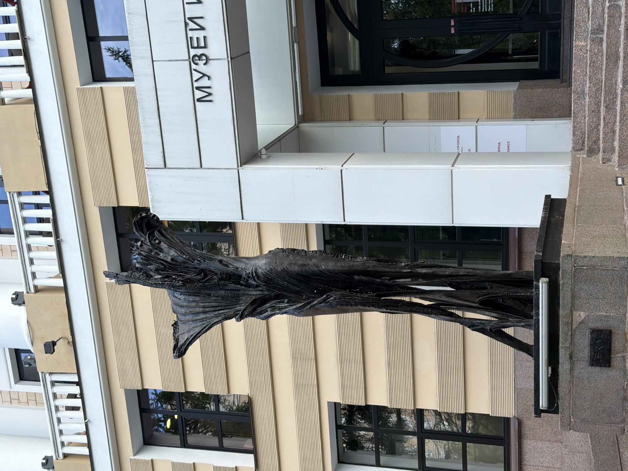 Gallery sculptures and a cafe, all in one afternoon.
