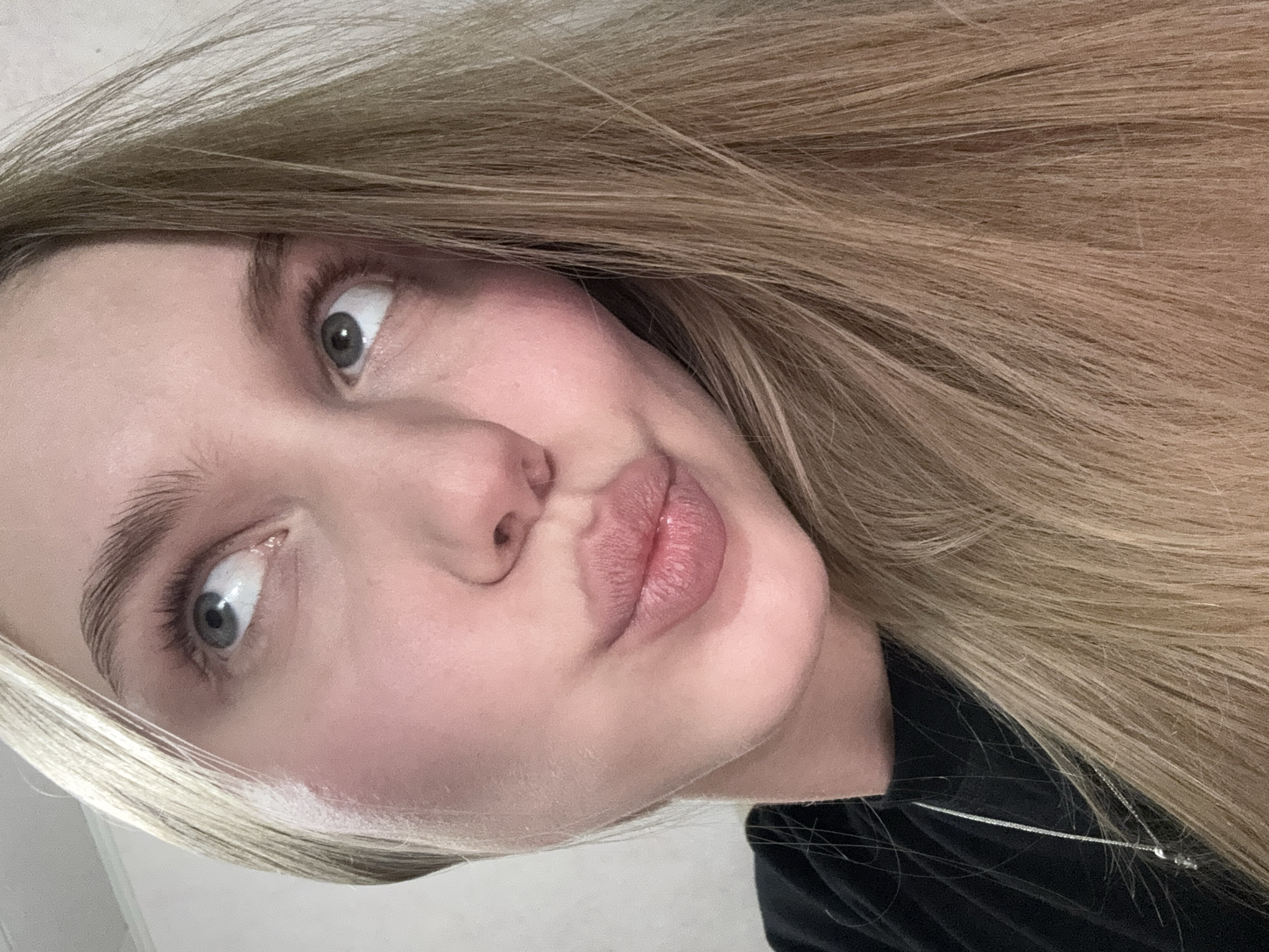 Woman documents afternoon with cat in Perm apartment selfies