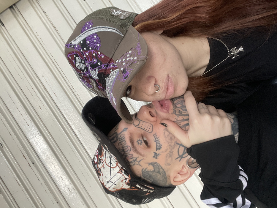 Tattooed couple shops, takes selfies around Buenos Aires evening