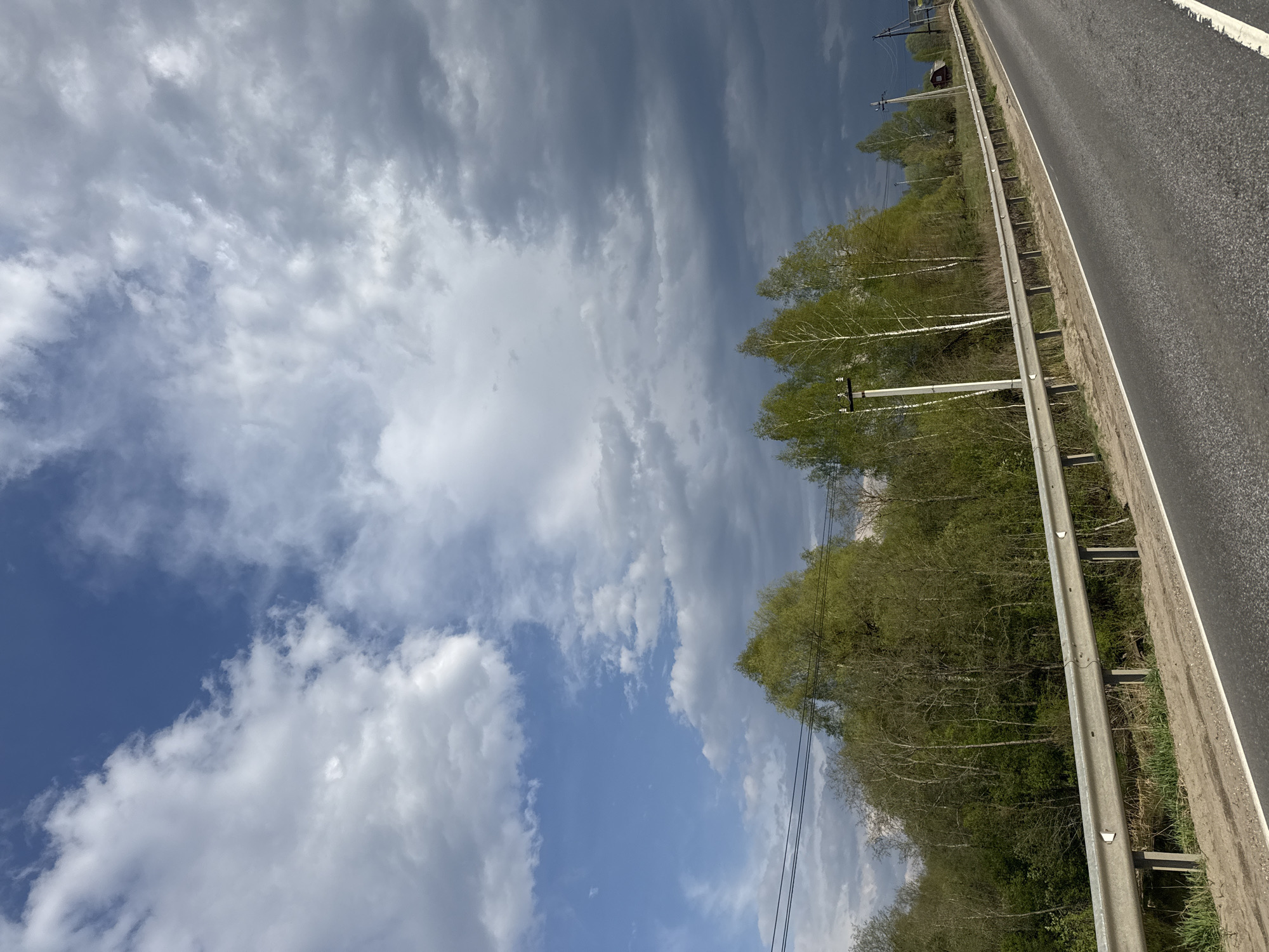 Spring roadside scene documented in Razdolye, Russia