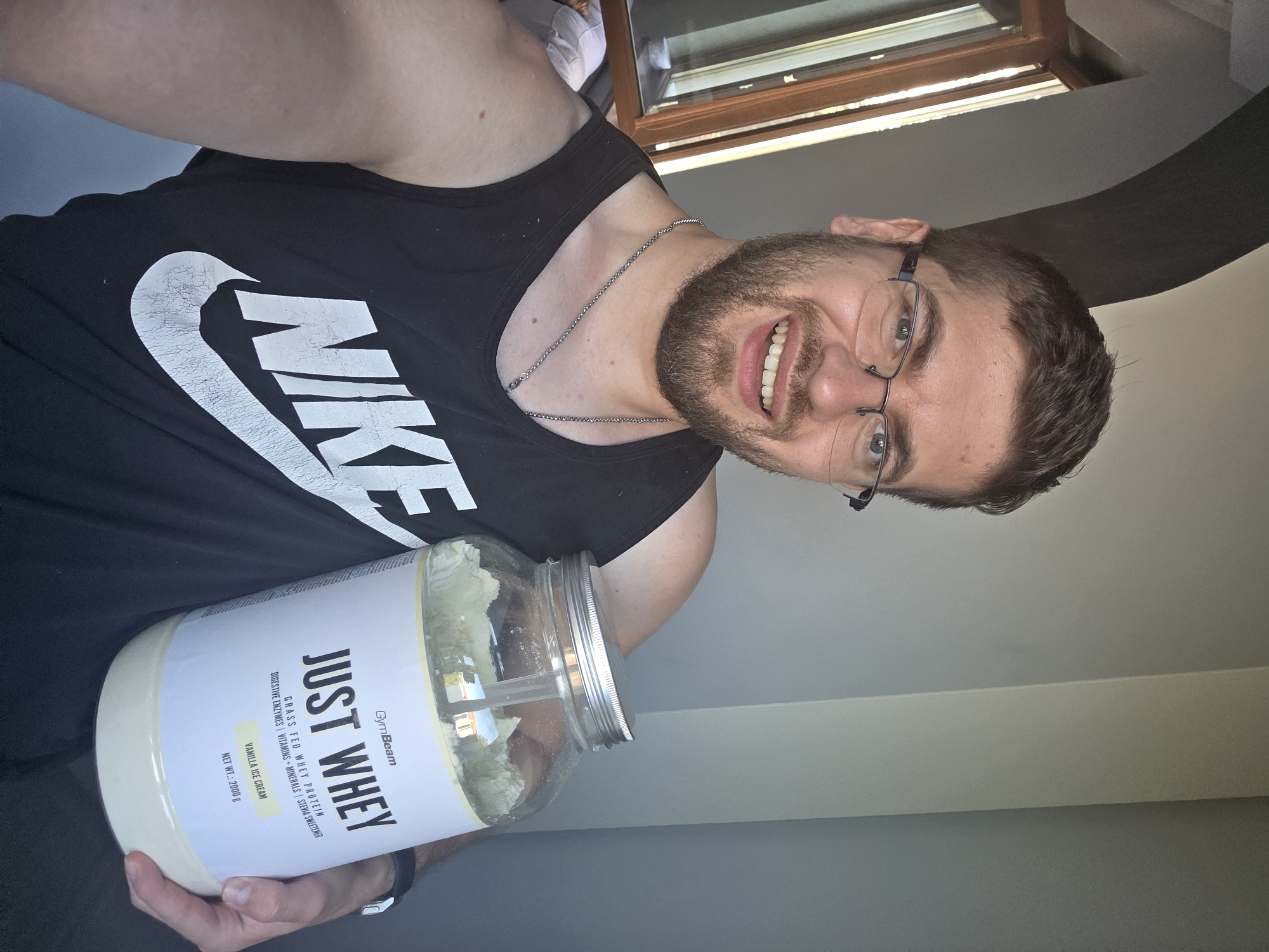 Man documents daily moments in Yagodovo home through selfies