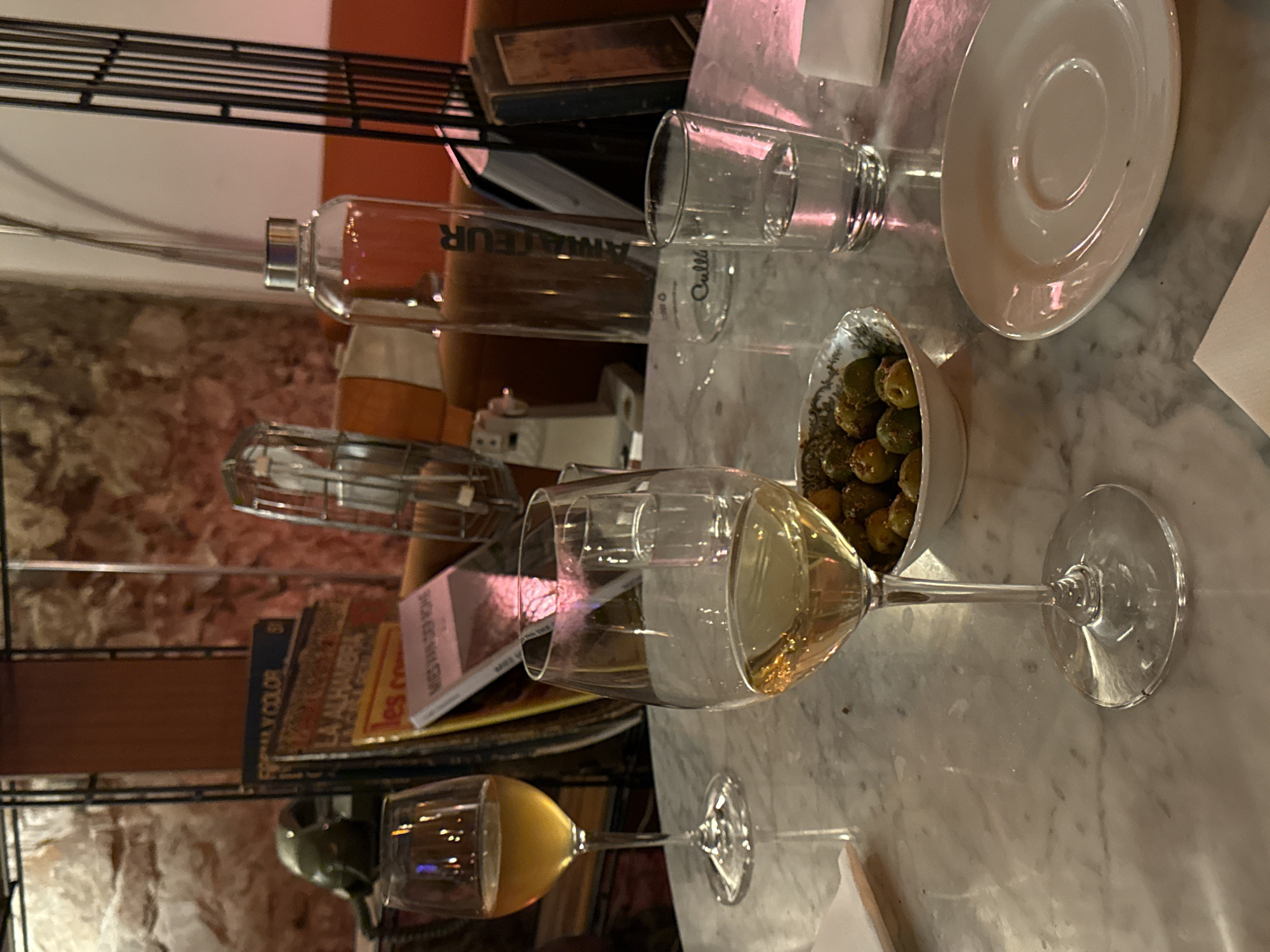 Evening dining and entertainment experience documented in Barcelona restaurant